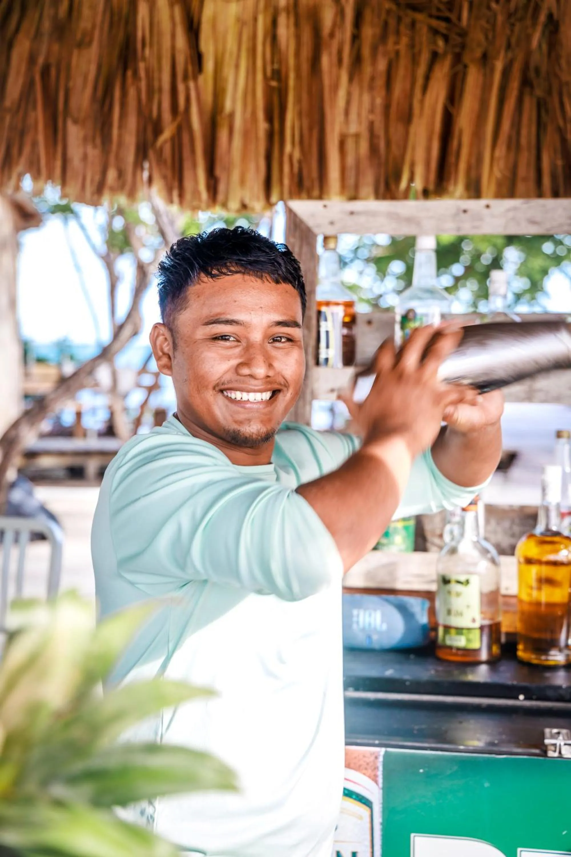 Lounge or bar in Thatch Caye Resort a Muy'Ono Resort