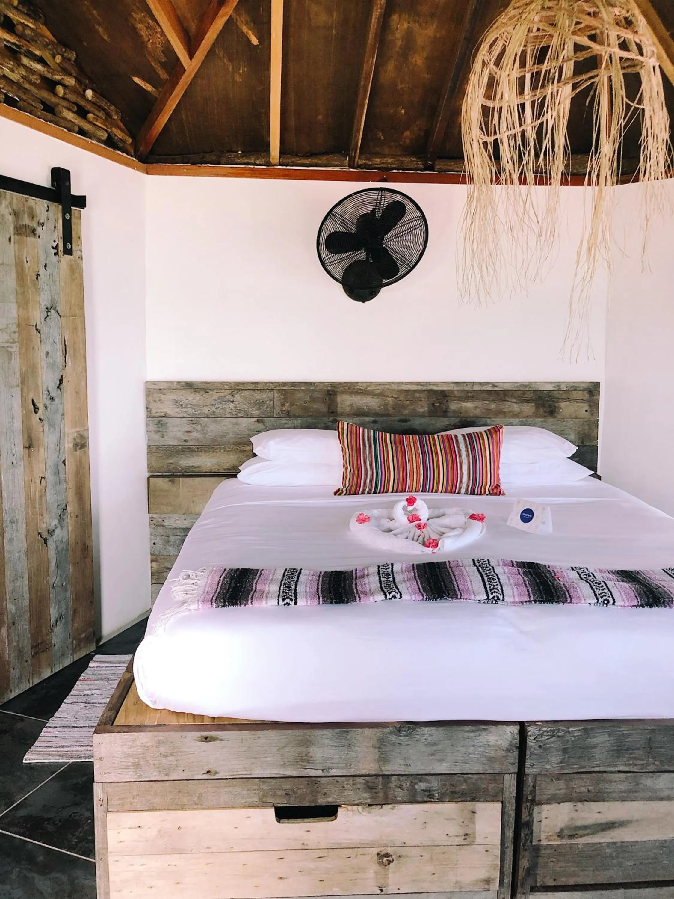Bed in Thatch Caye Resort a Muy'Ono Resort