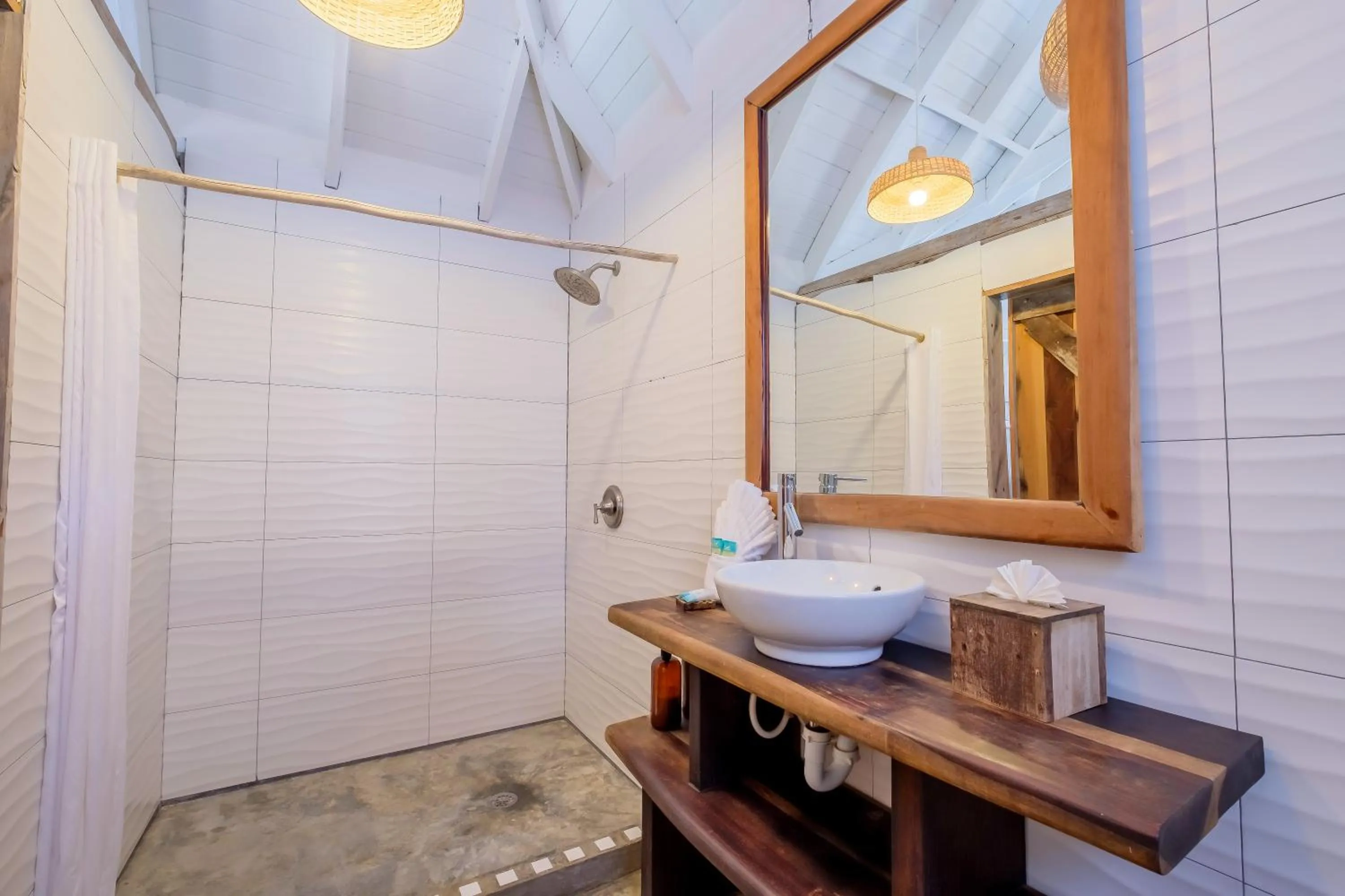 Bathroom in Thatch Caye Resort a Muy'Ono Resort