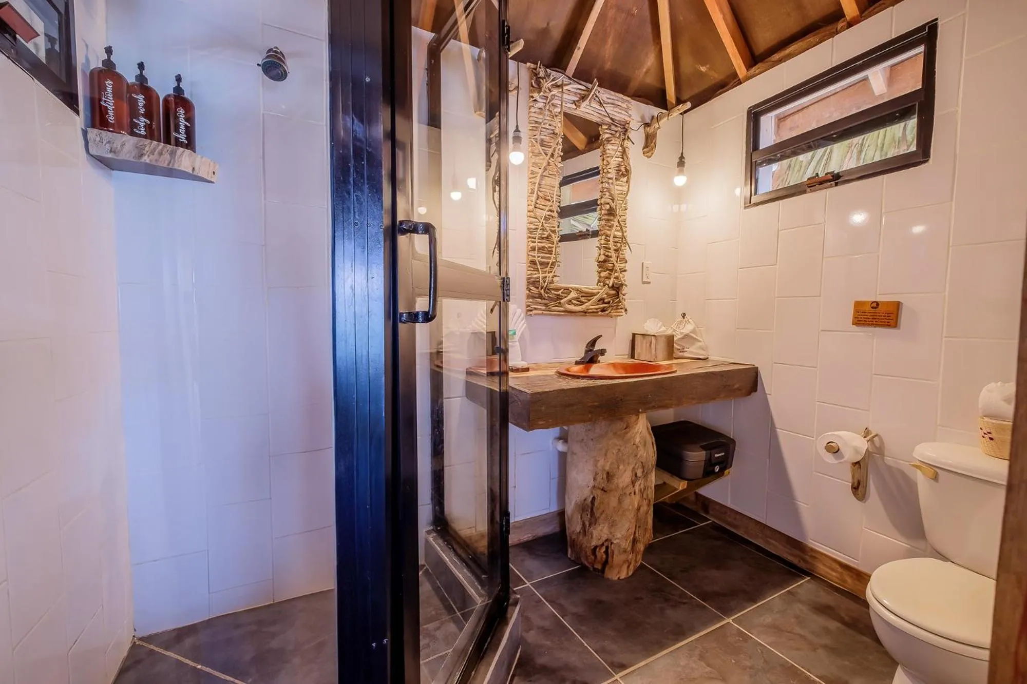 Bathroom in Thatch Caye Resort a Muy'Ono Resort