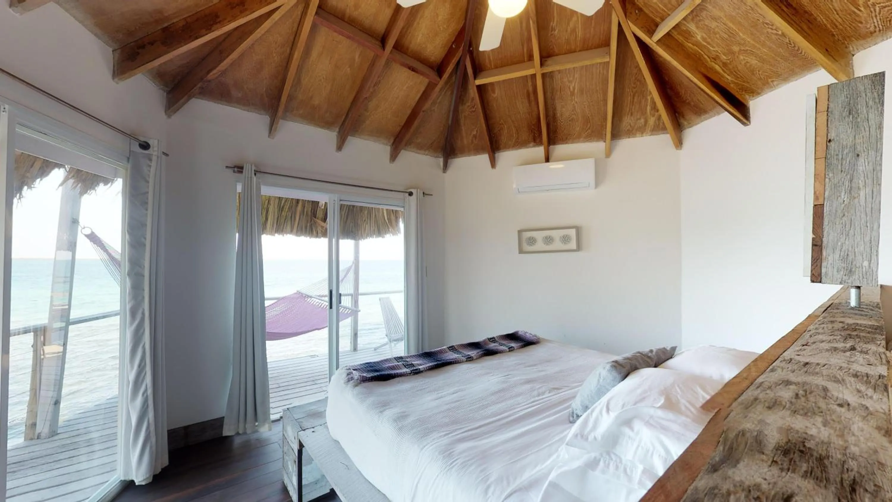 Bed in Thatch Caye Resort a Muy'Ono Resort