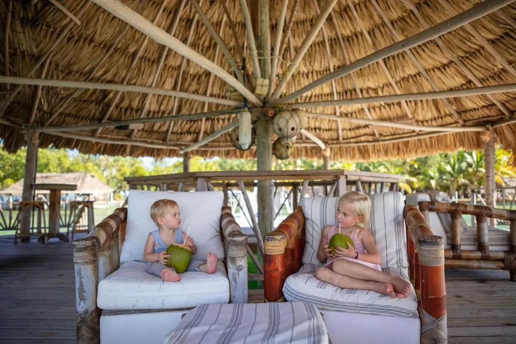 children in Thatch Caye Resort a Muy'Ono Resort