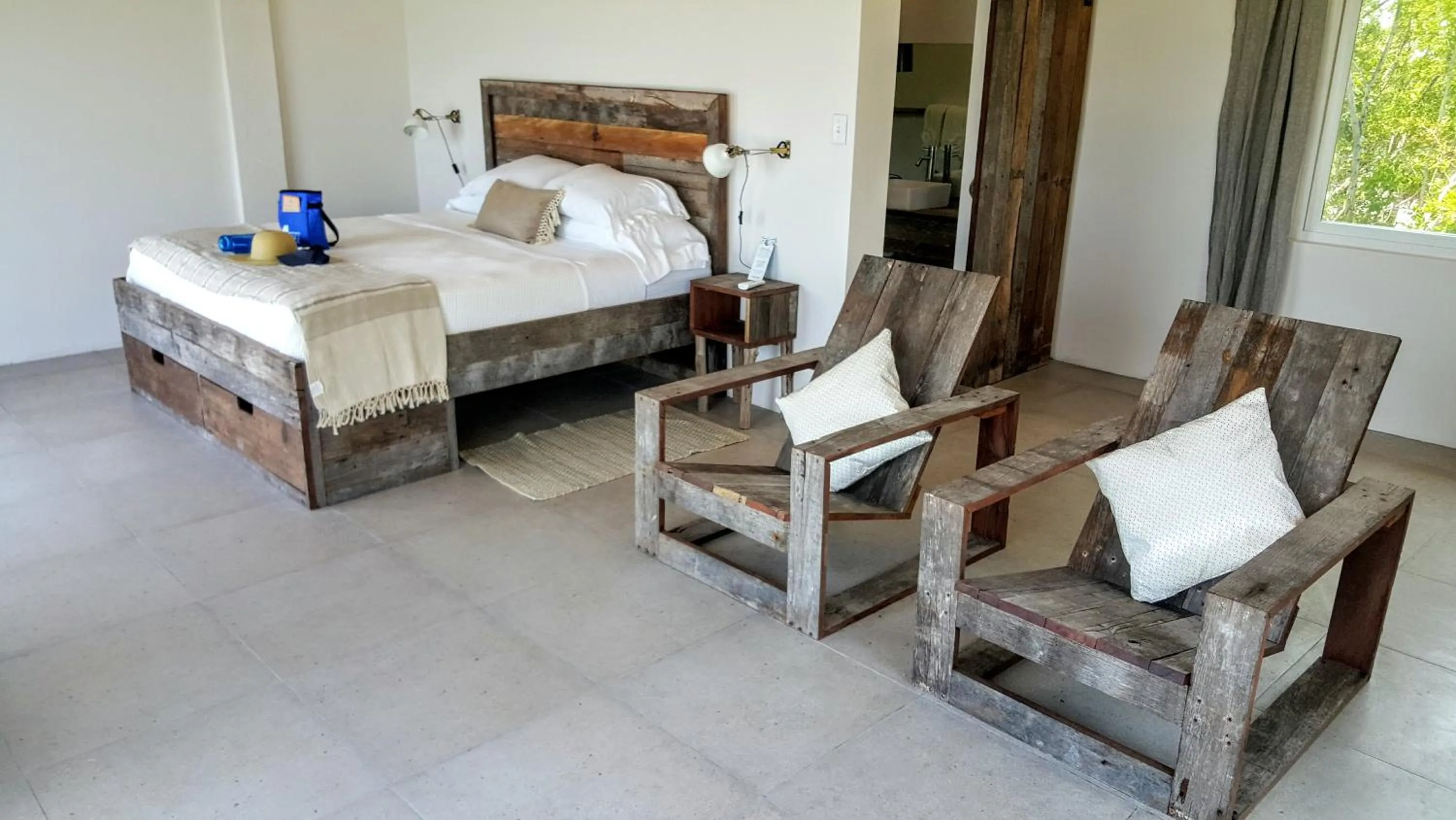 Photo of the whole room, Bed in Thatch Caye Resort a Muy'Ono Resort
