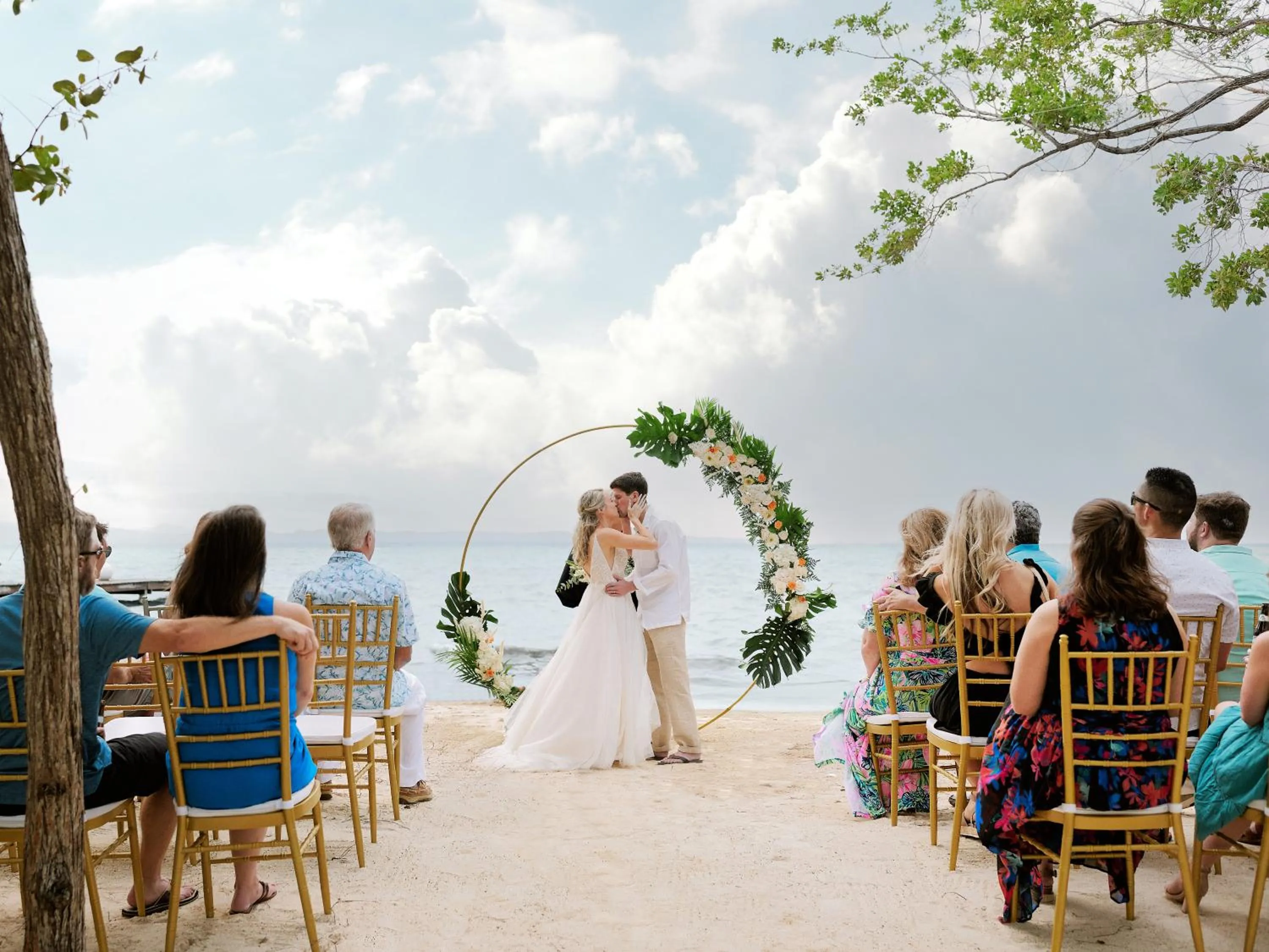 People in Thatch Caye Resort a Muy'Ono Resort