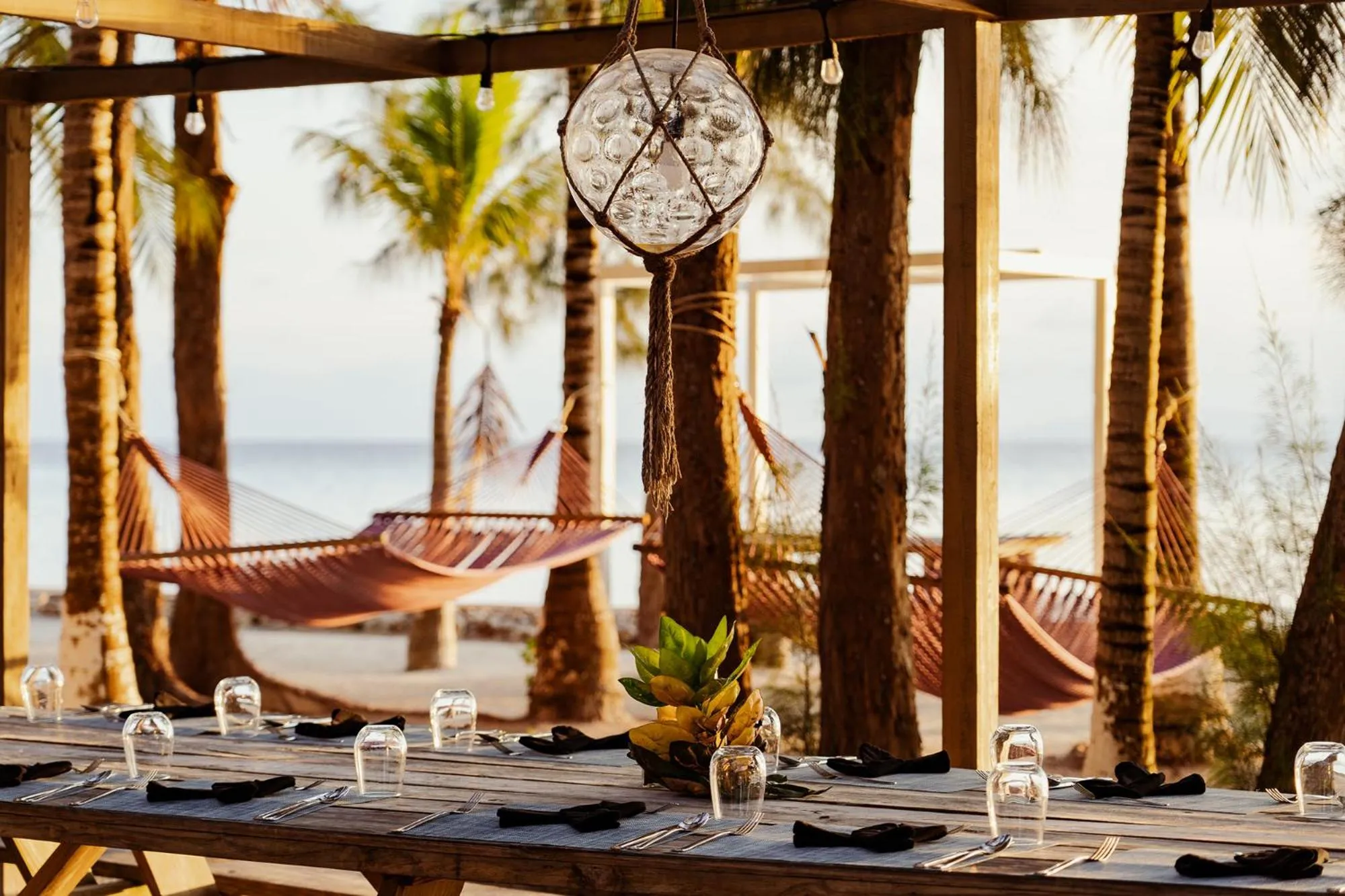 Dining area in Thatch Caye Resort a Muy'Ono Resort