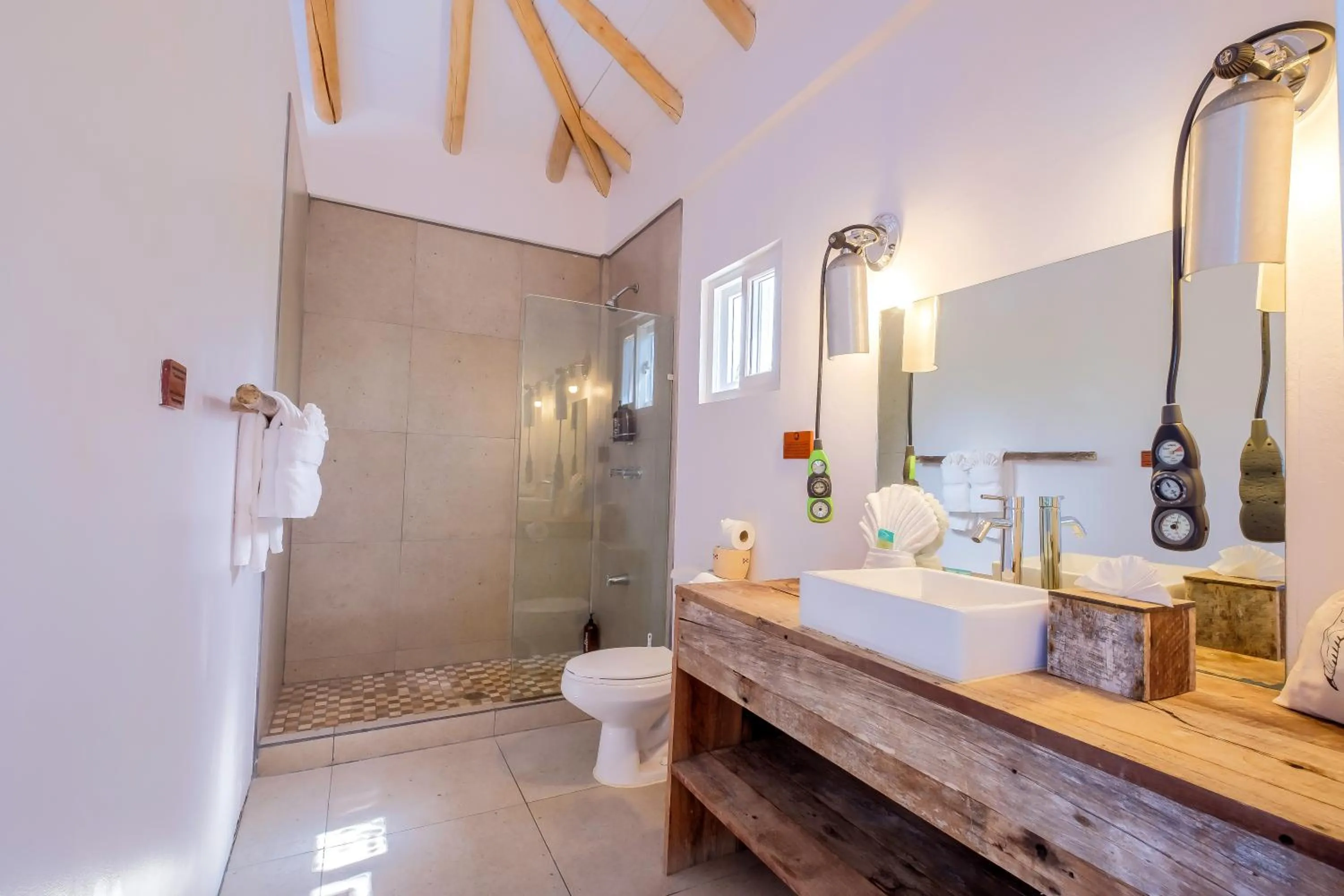 Bathroom in Thatch Caye Resort a Muy'Ono Resort