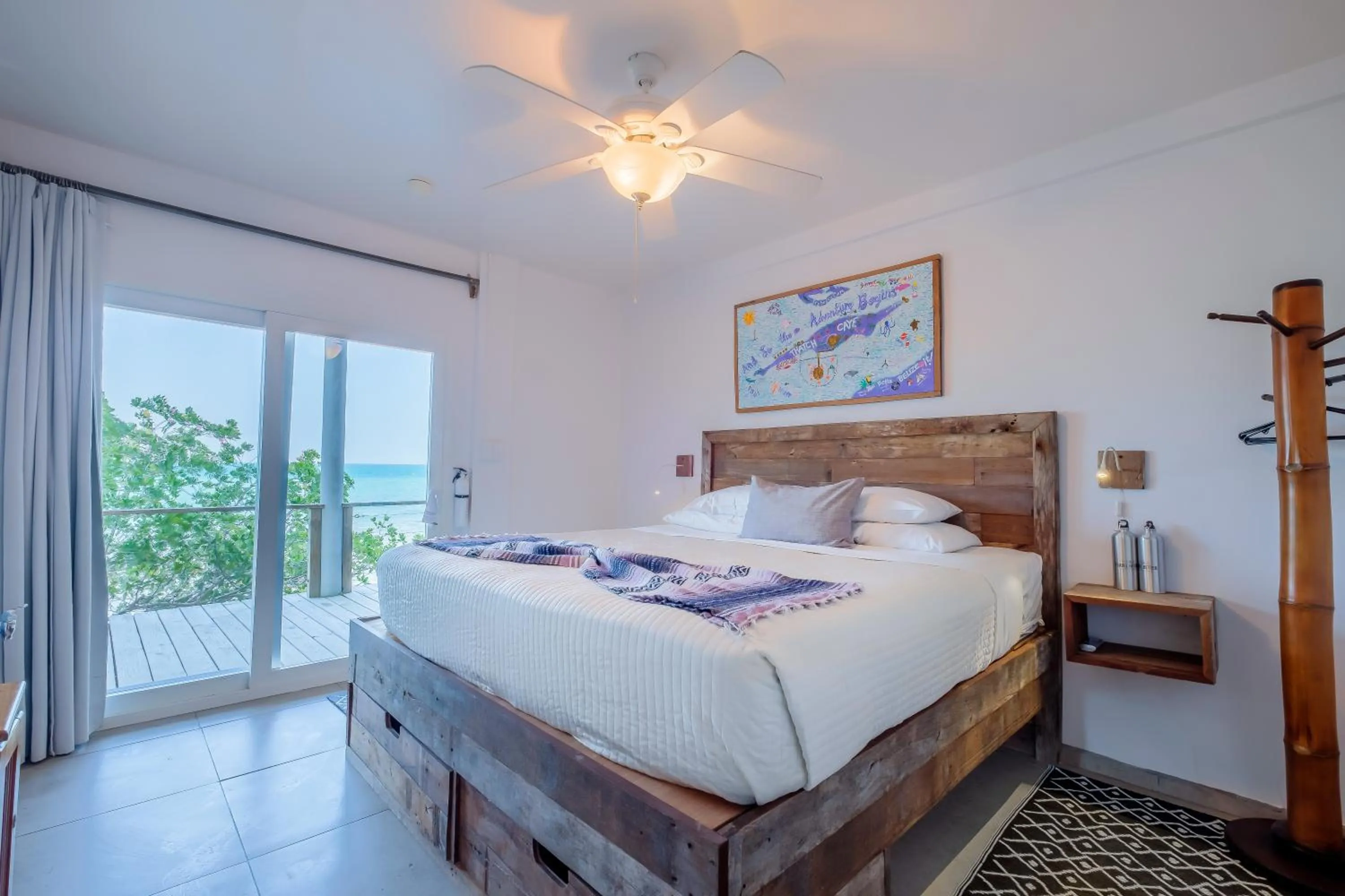 Bedroom, Bed in Thatch Caye Resort a Muy'Ono Resort