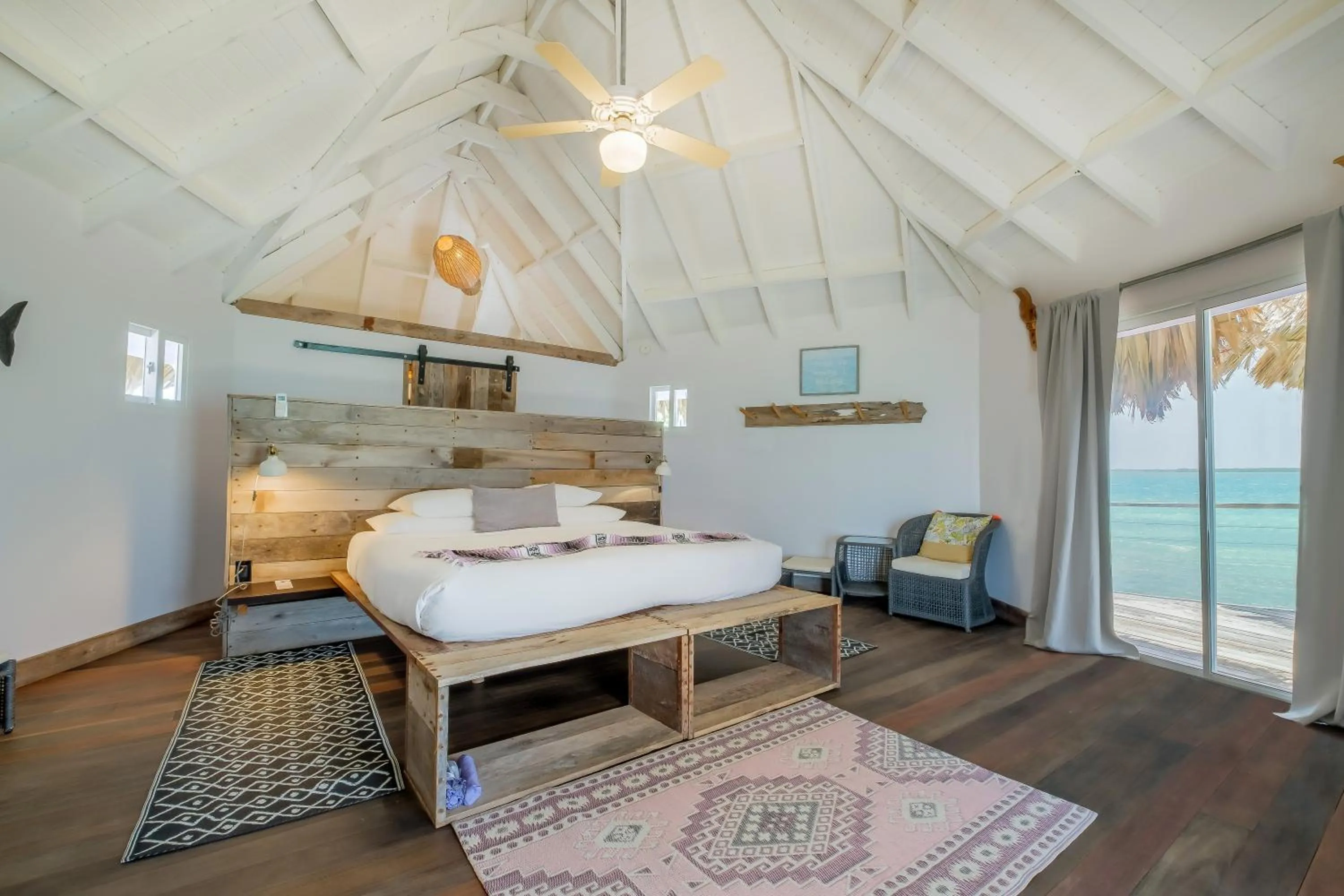 Bed in Thatch Caye Resort a Muy'Ono Resort