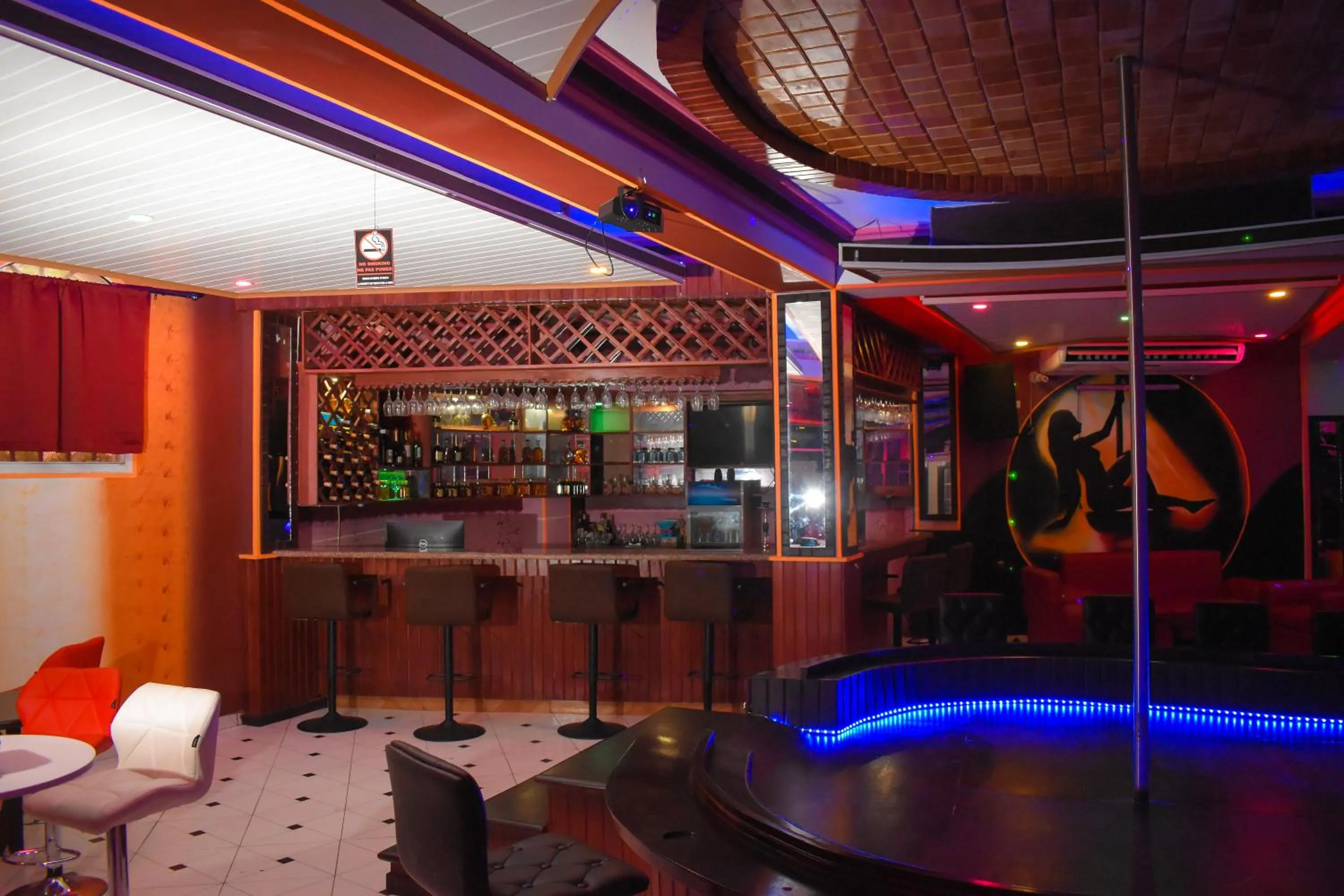 Nightclub / DJ in La Pepiniere Hotel