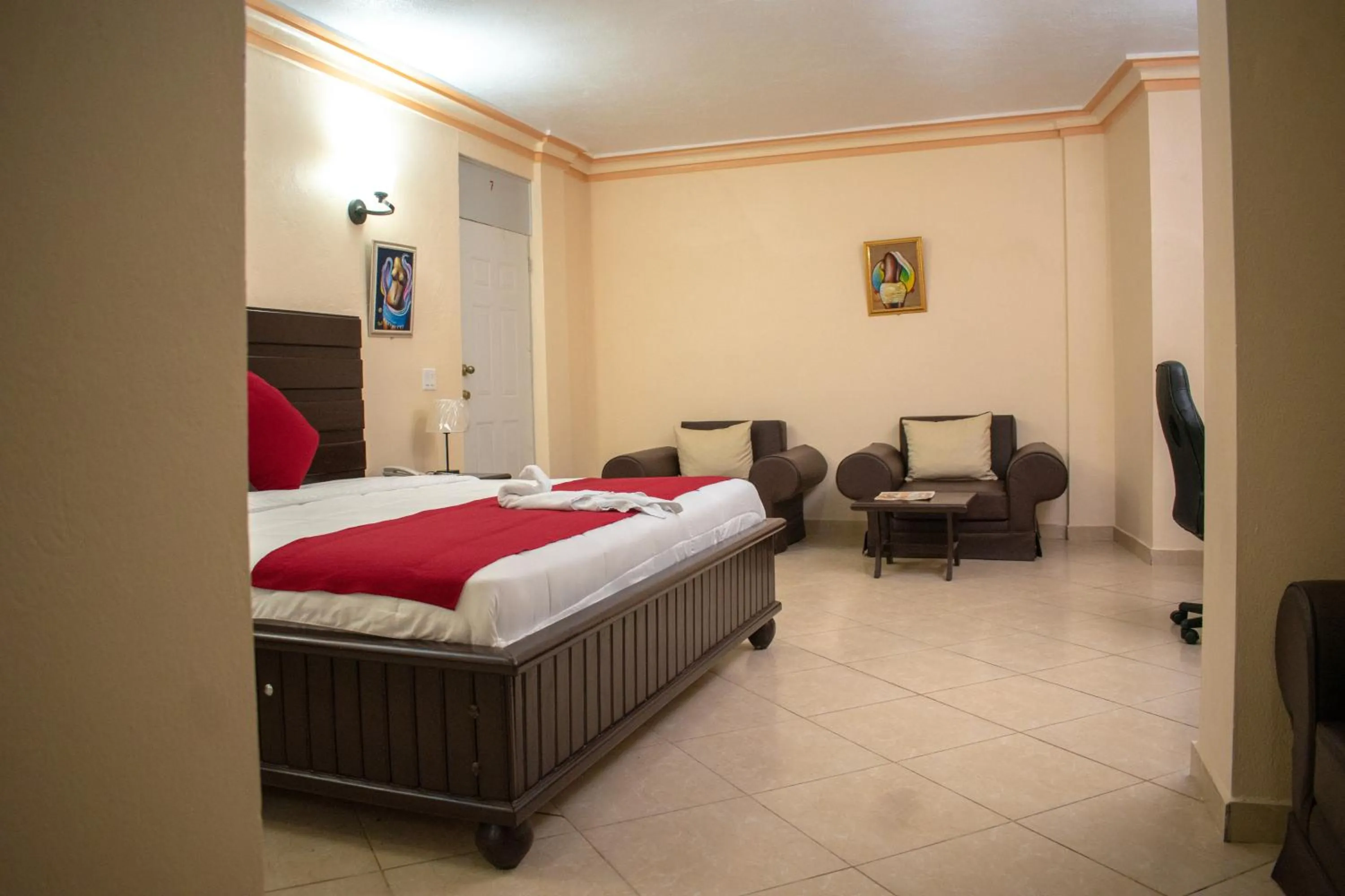 Bedroom, Bed in La Pepiniere Hotel