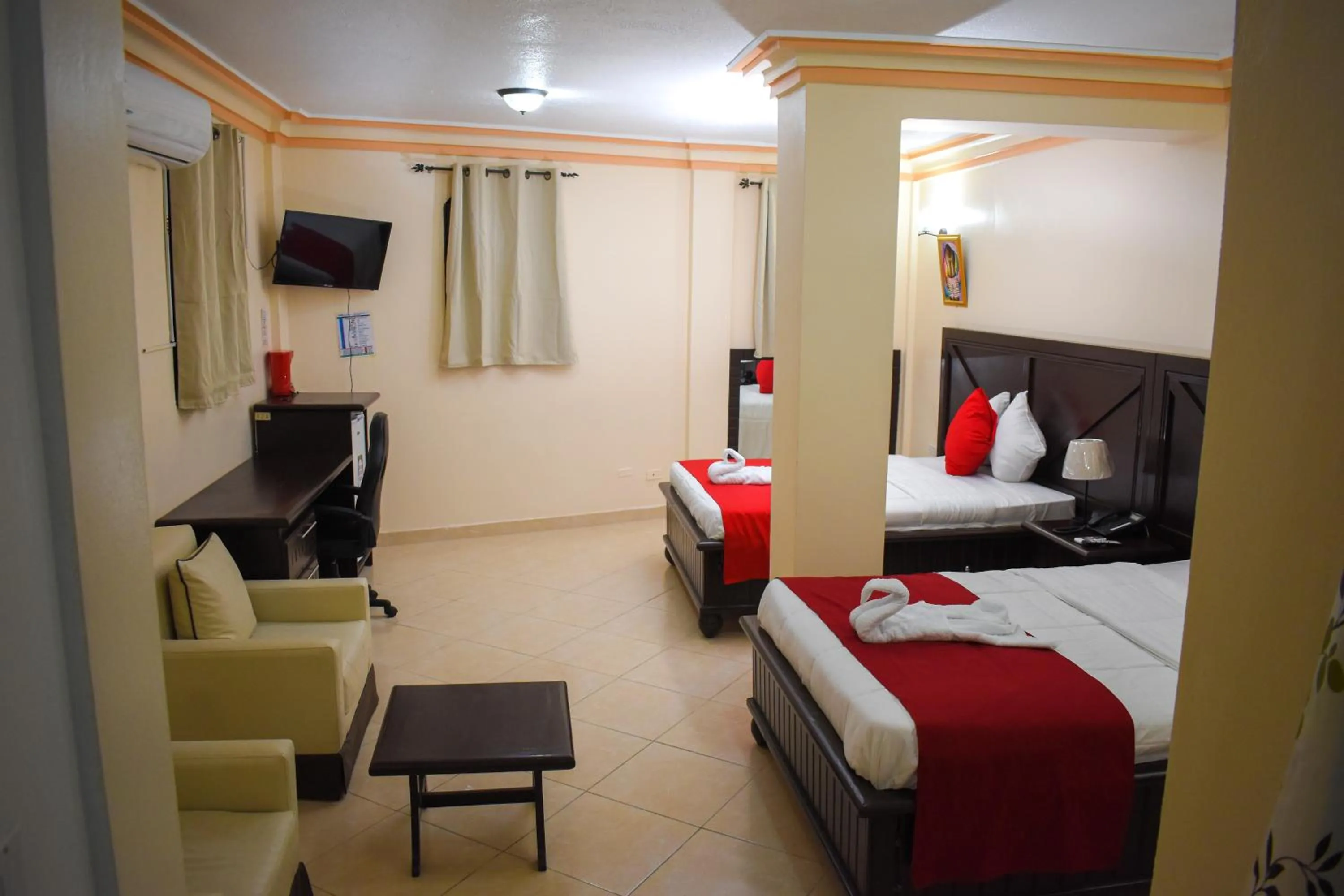 Living room, Bed in La Pepiniere Hotel