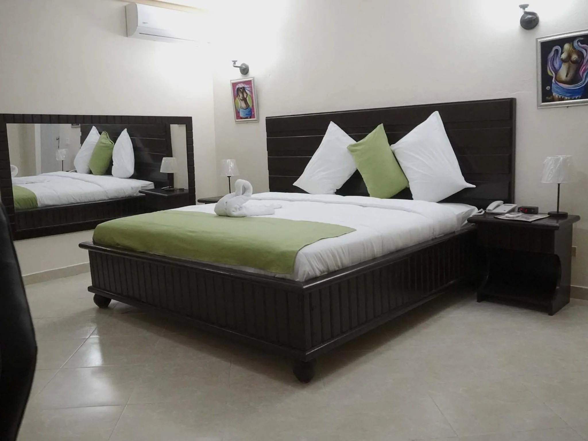 Bed in La Pepiniere Hotel