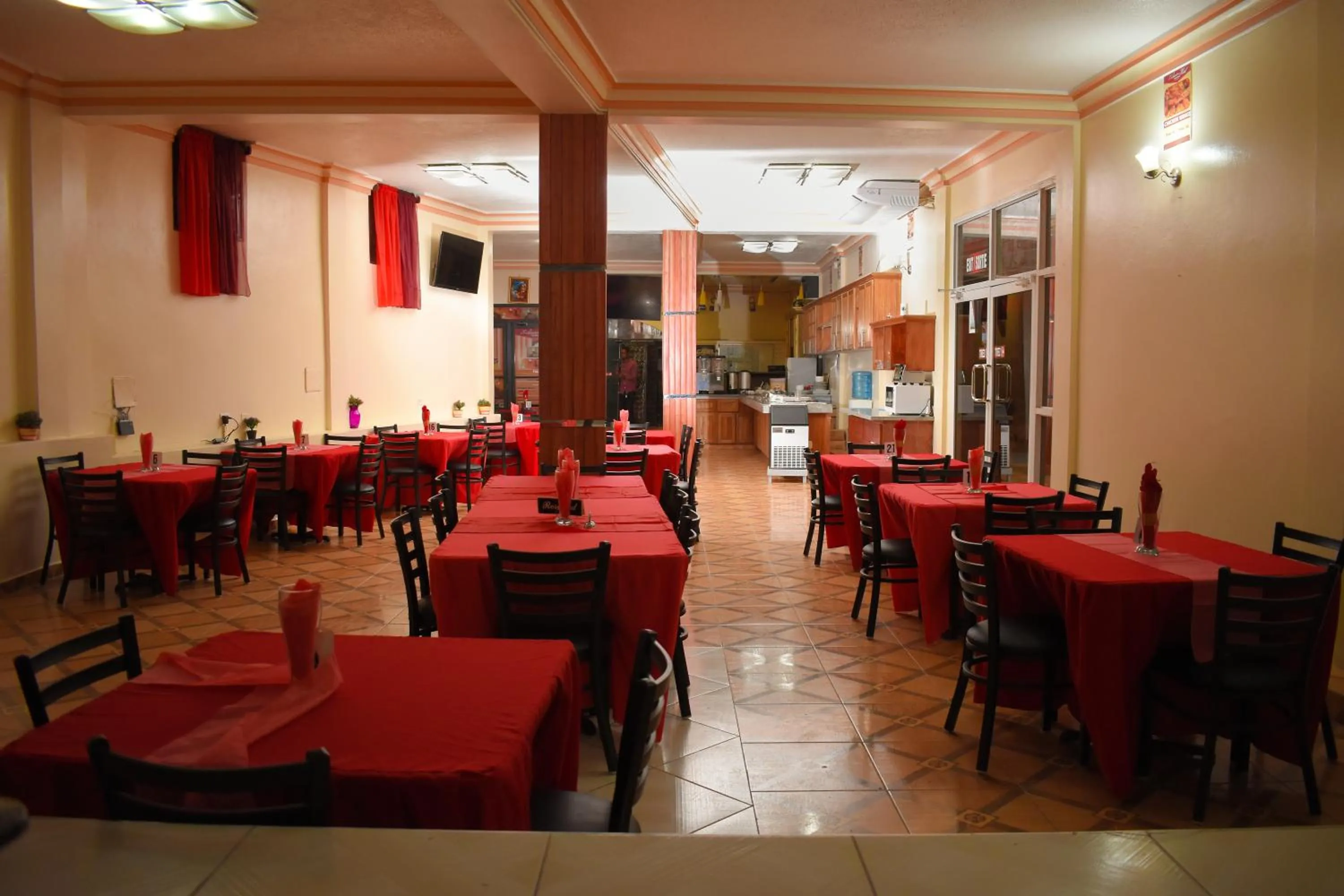 Restaurant/places to eat in La Pepiniere Hotel