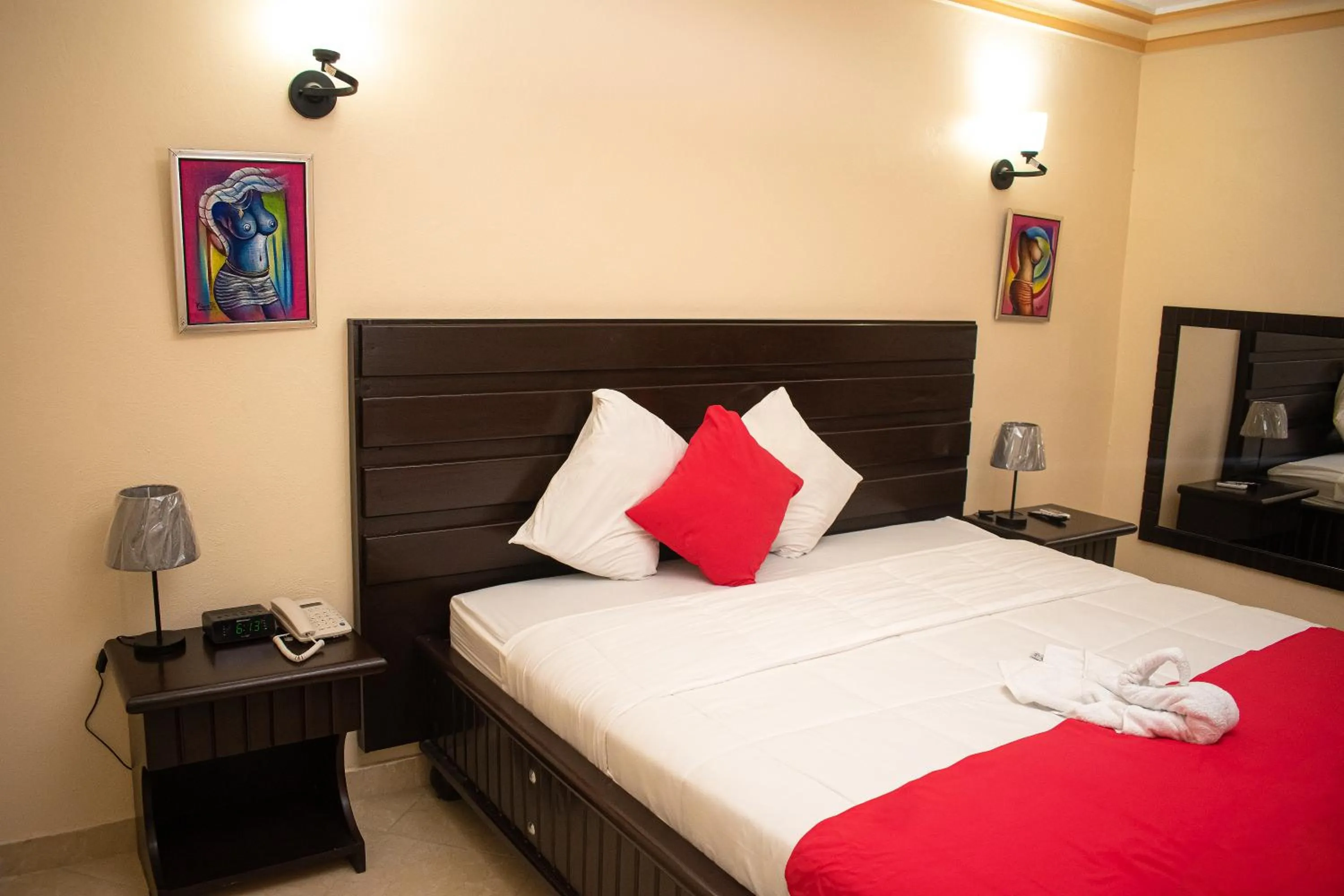 Bedroom, Bed in La Pepiniere Hotel