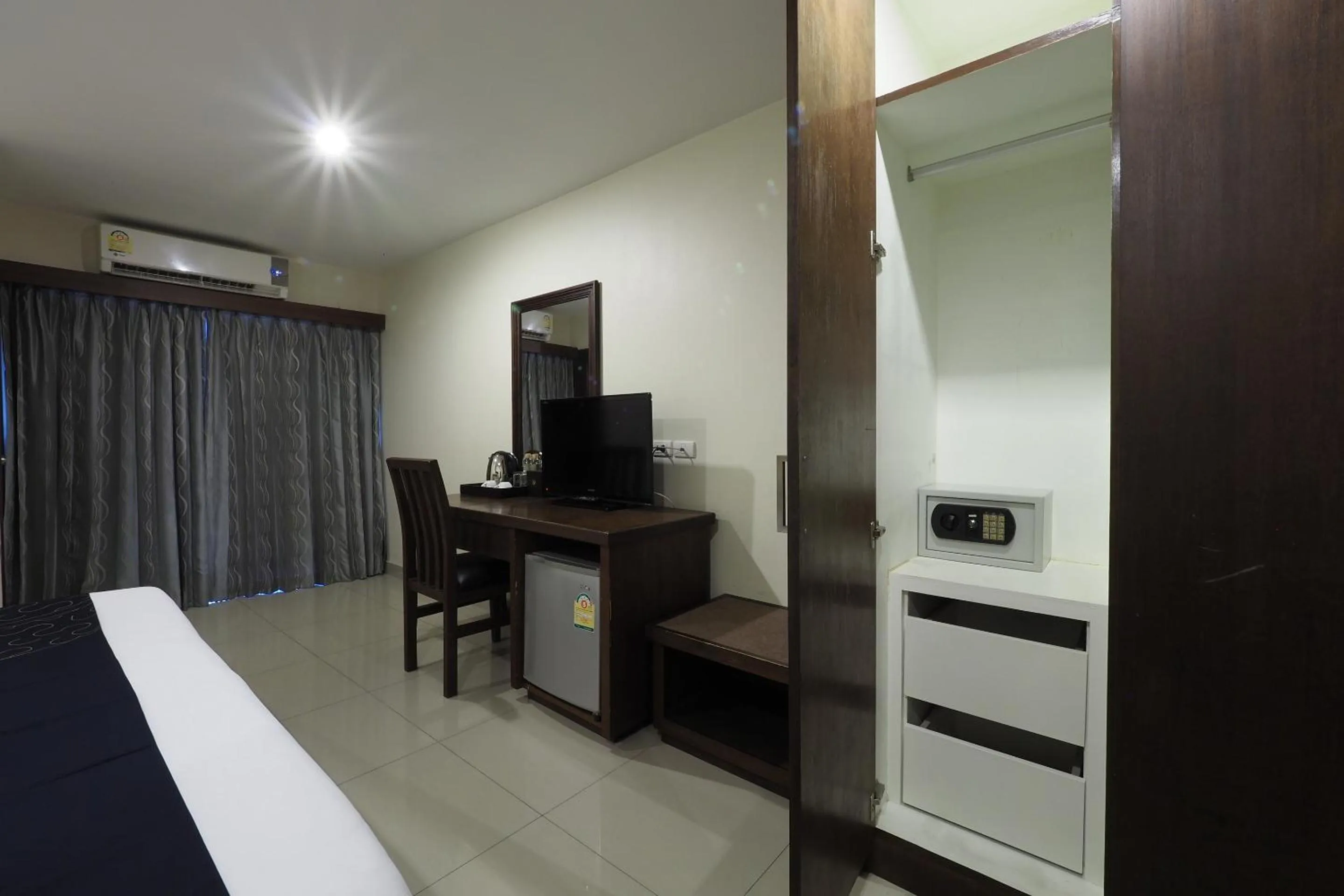 Bedroom, TV/Entertainment Center in The Sp Boutique Hotel