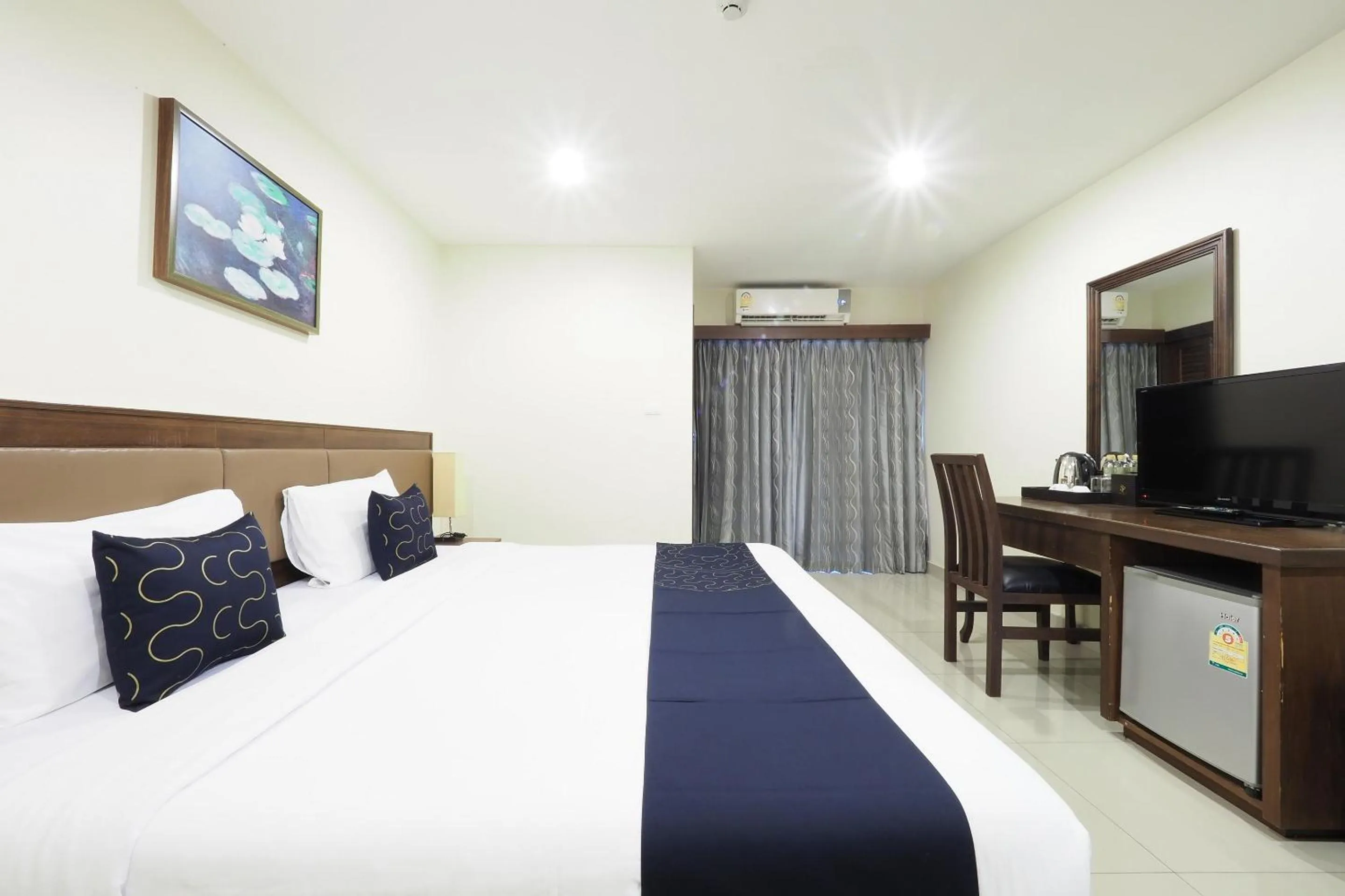 Bedroom, TV/Entertainment Center in The Sp Boutique Hotel