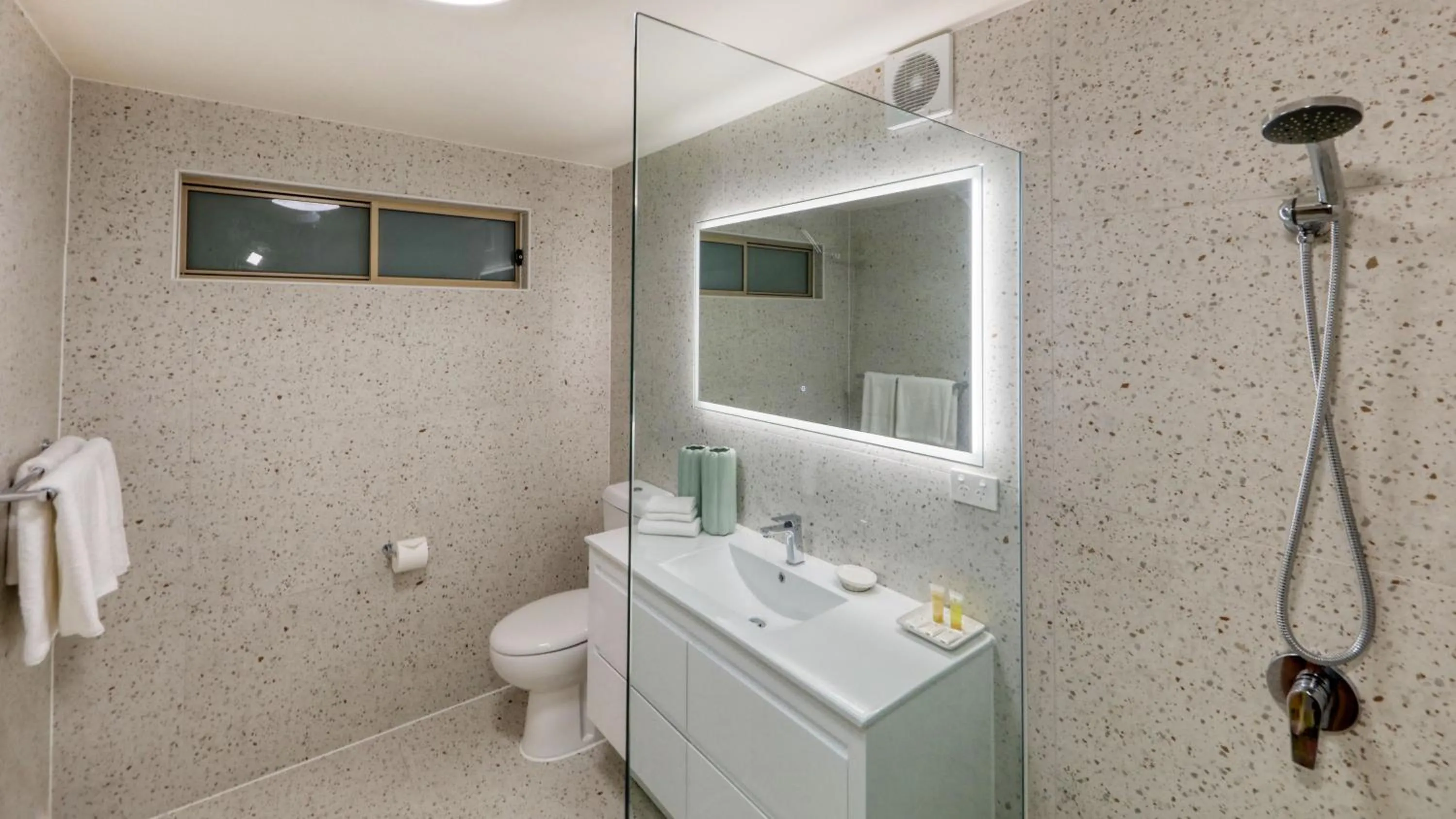 Shower in Heritage River Motor Inn