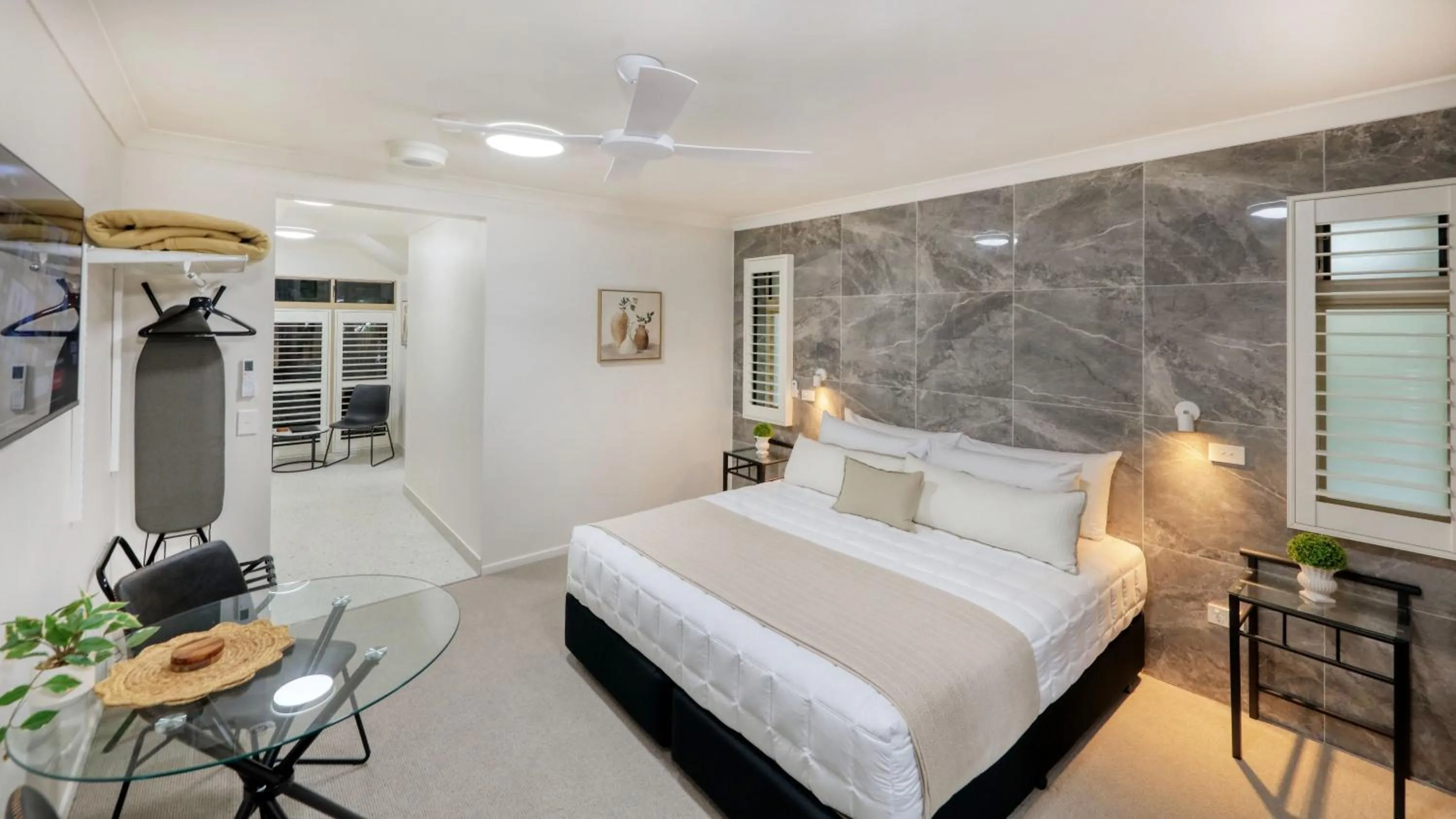 Dining area, Bed in Heritage River Motor Inn