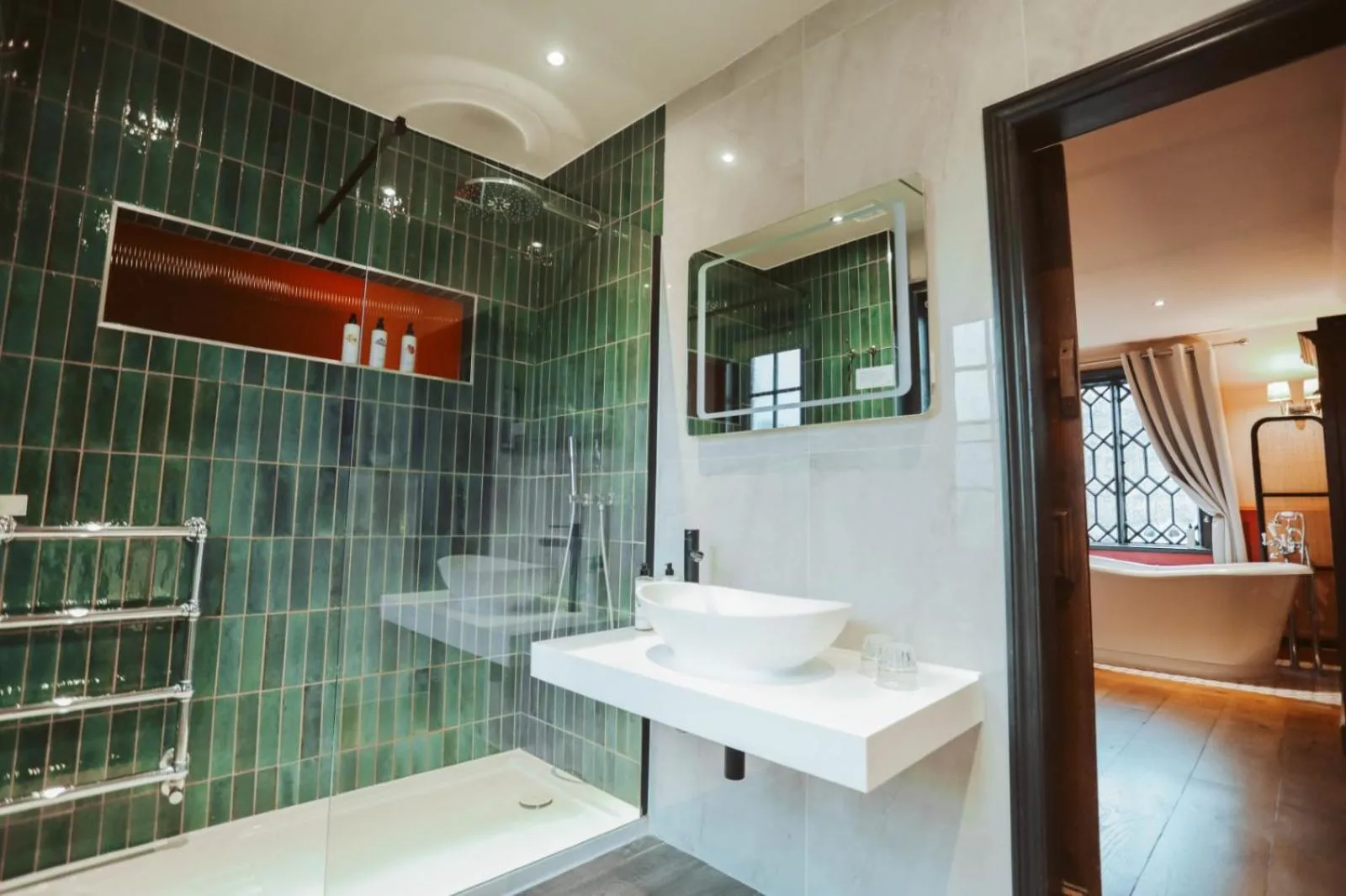 Shower in The Peat Spade Inn