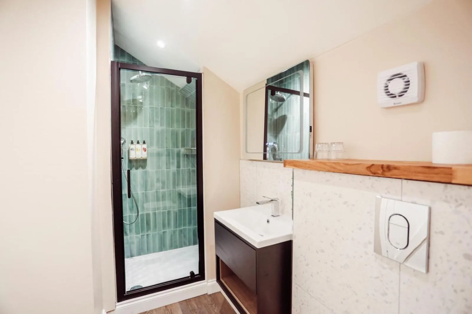 Shower in The Peat Spade Inn