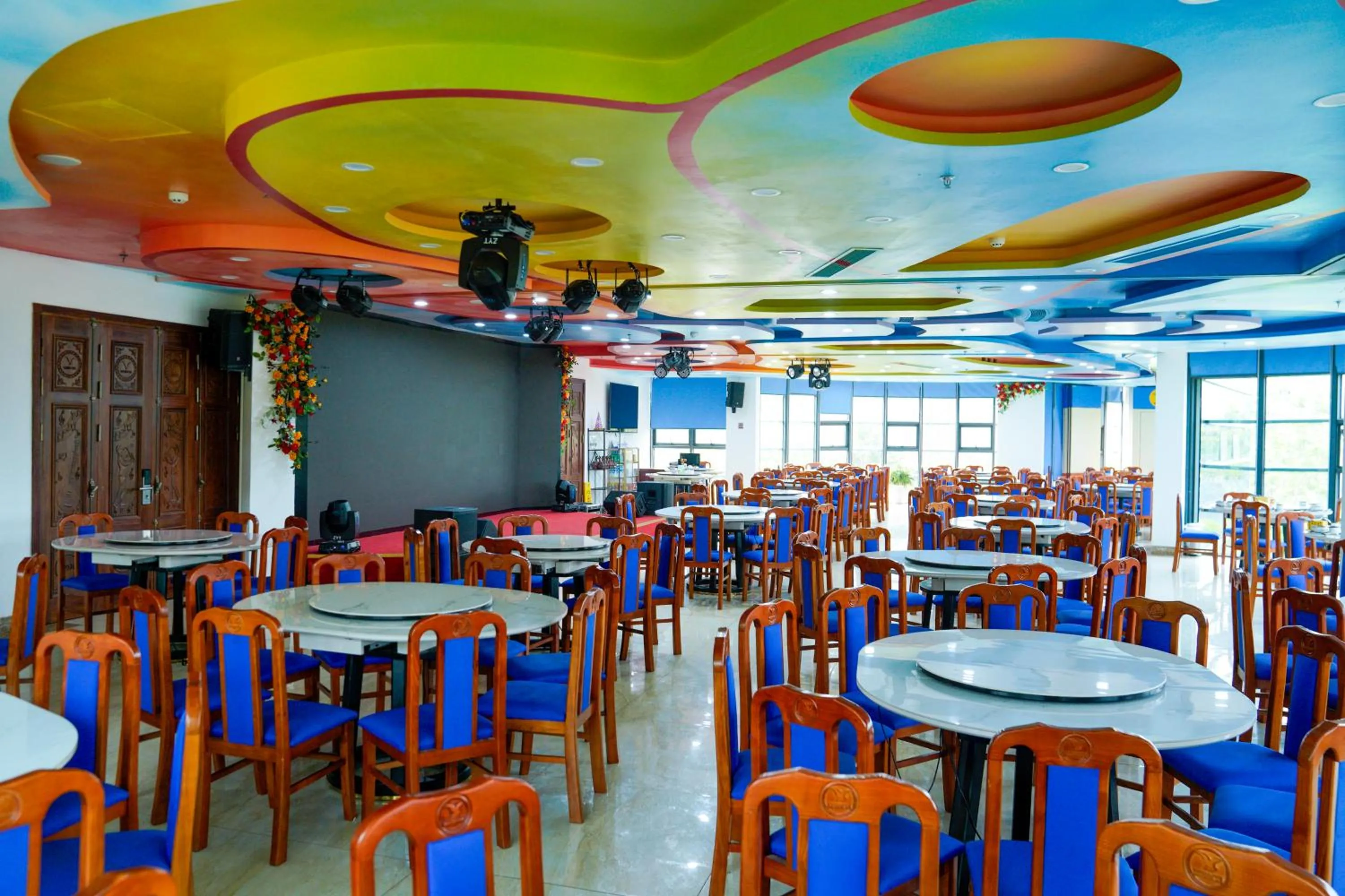 Restaurant/places to eat in MEDDOM Park