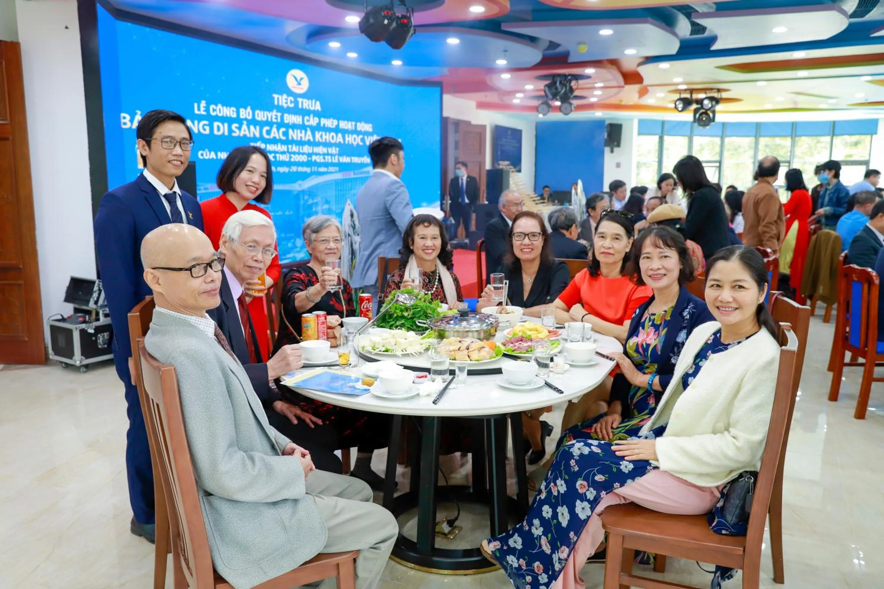 Restaurant/places to eat in MEDDOM Park