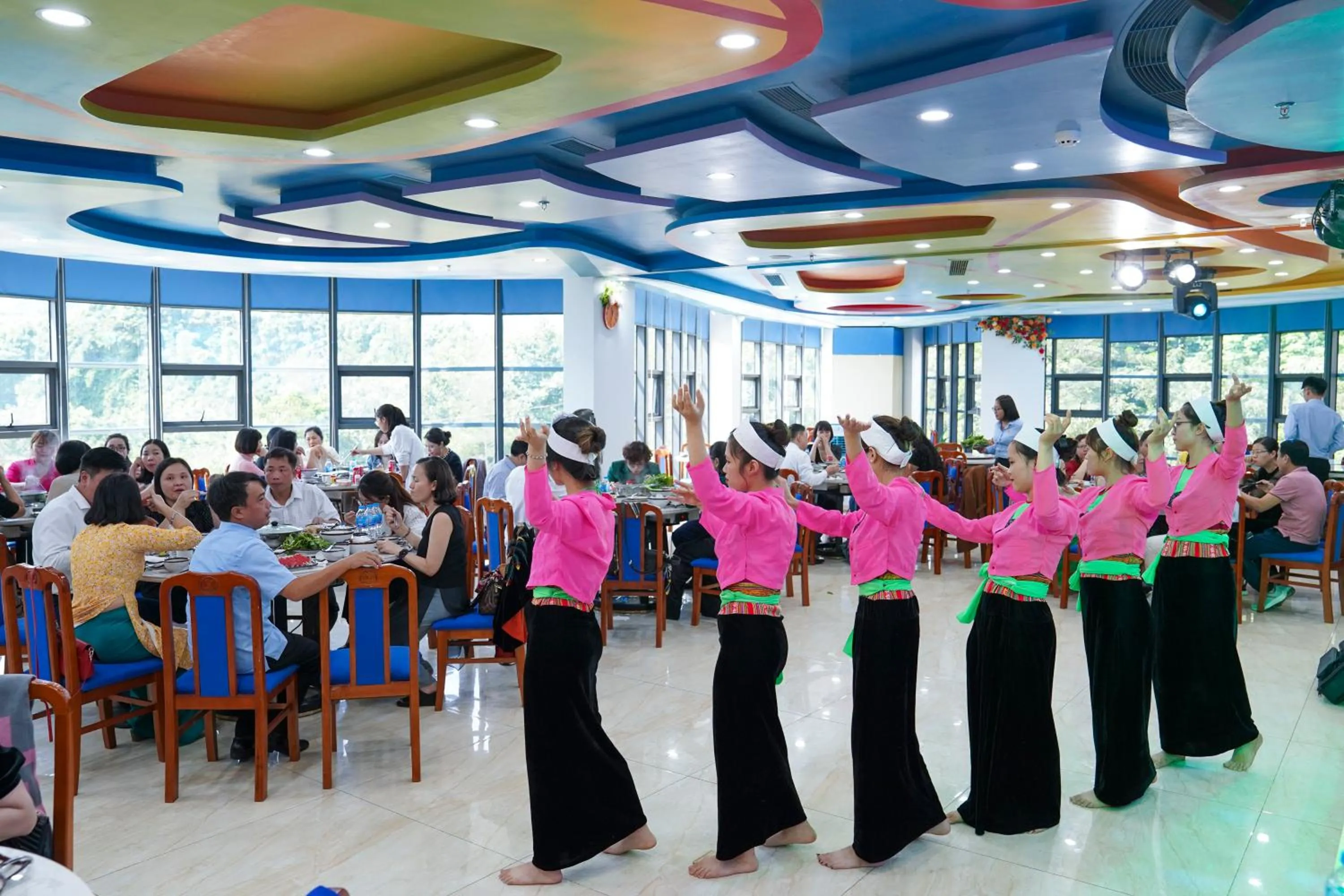 Restaurant/places to eat in MEDDOM Park