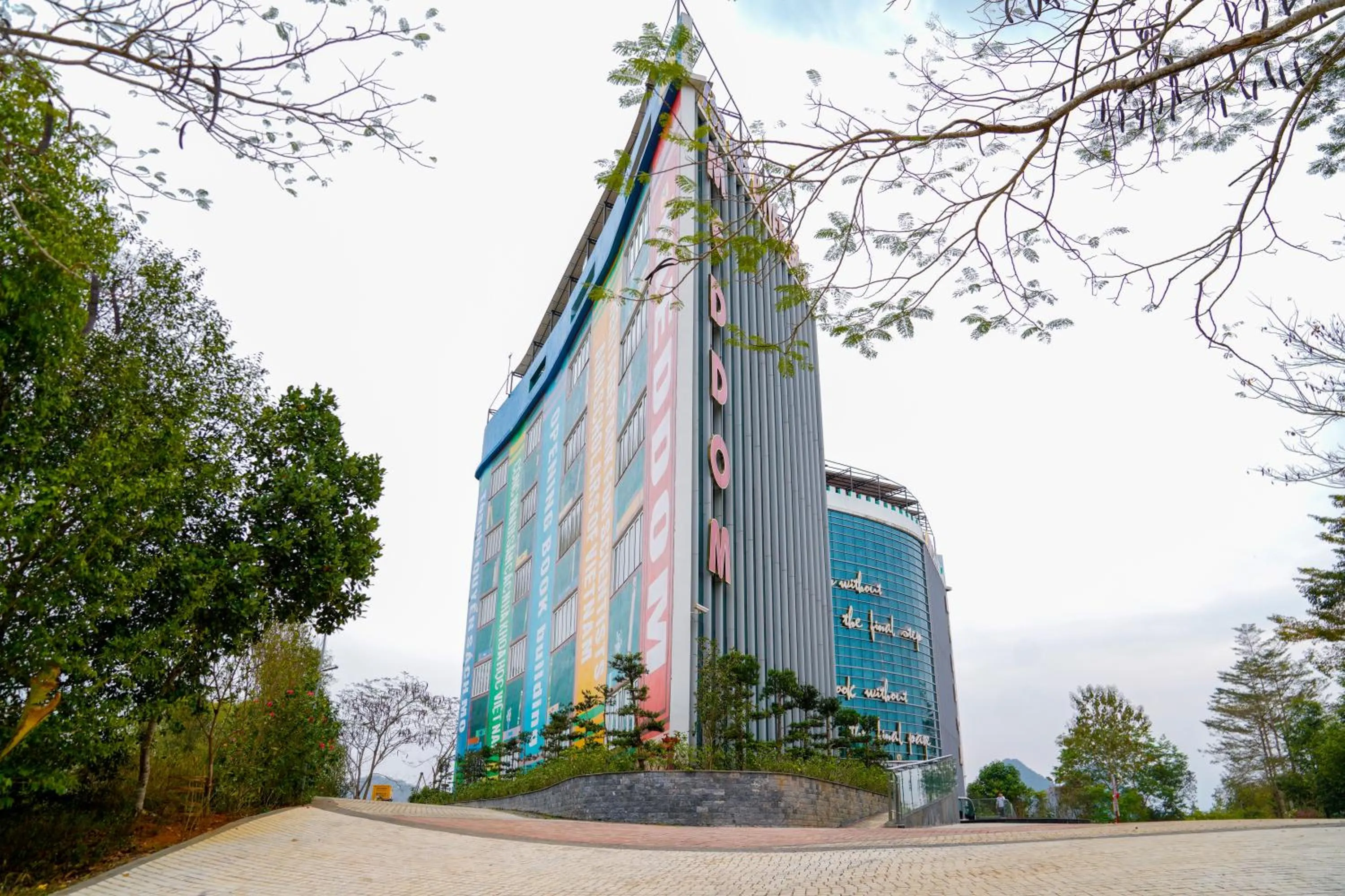 Property building in MEDDOM Park