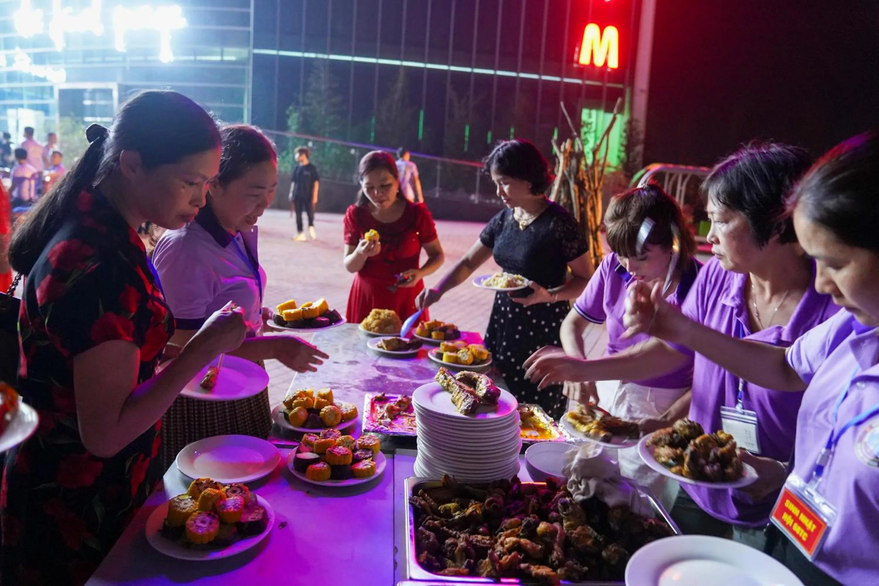 Restaurant/places to eat in MEDDOM Park