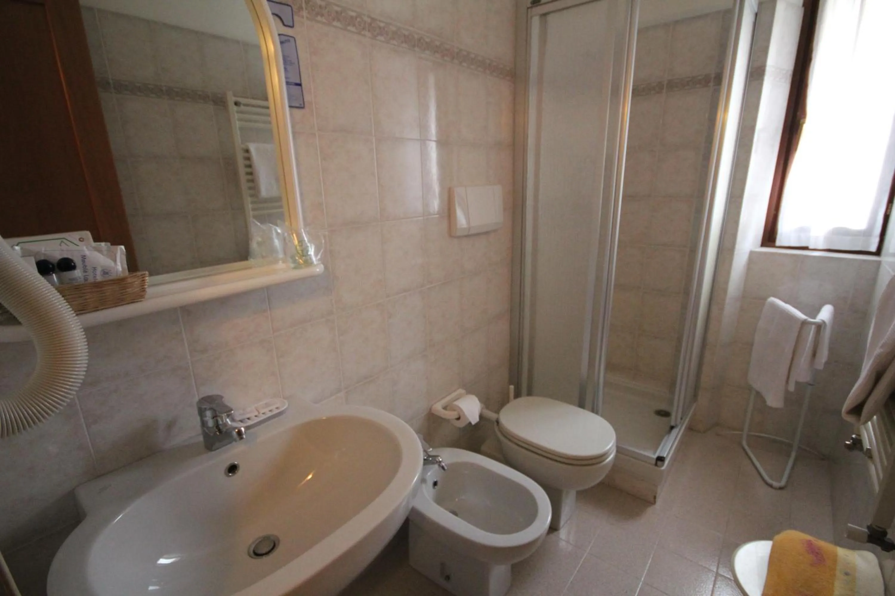 Shower in Maison Laurent