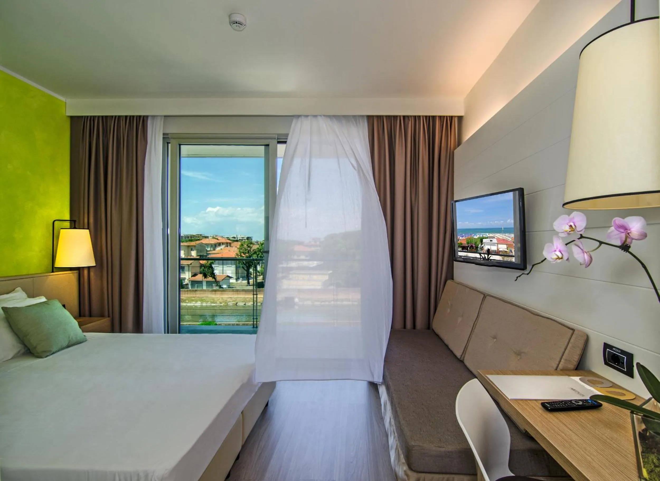 View (from property/room), Bed in Hotel Viareggio