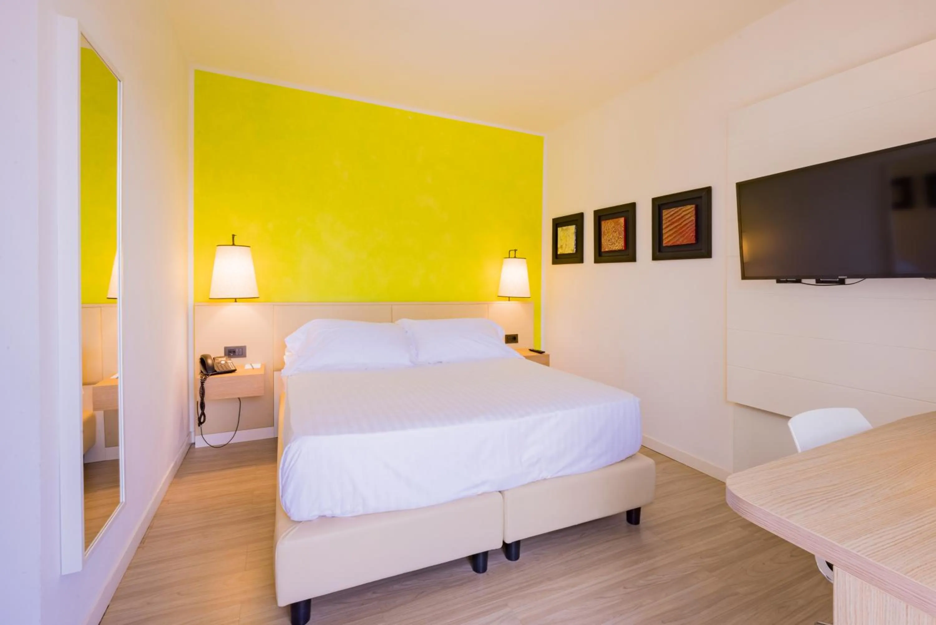 Photo of the whole room, Bed in Hotel Viareggio