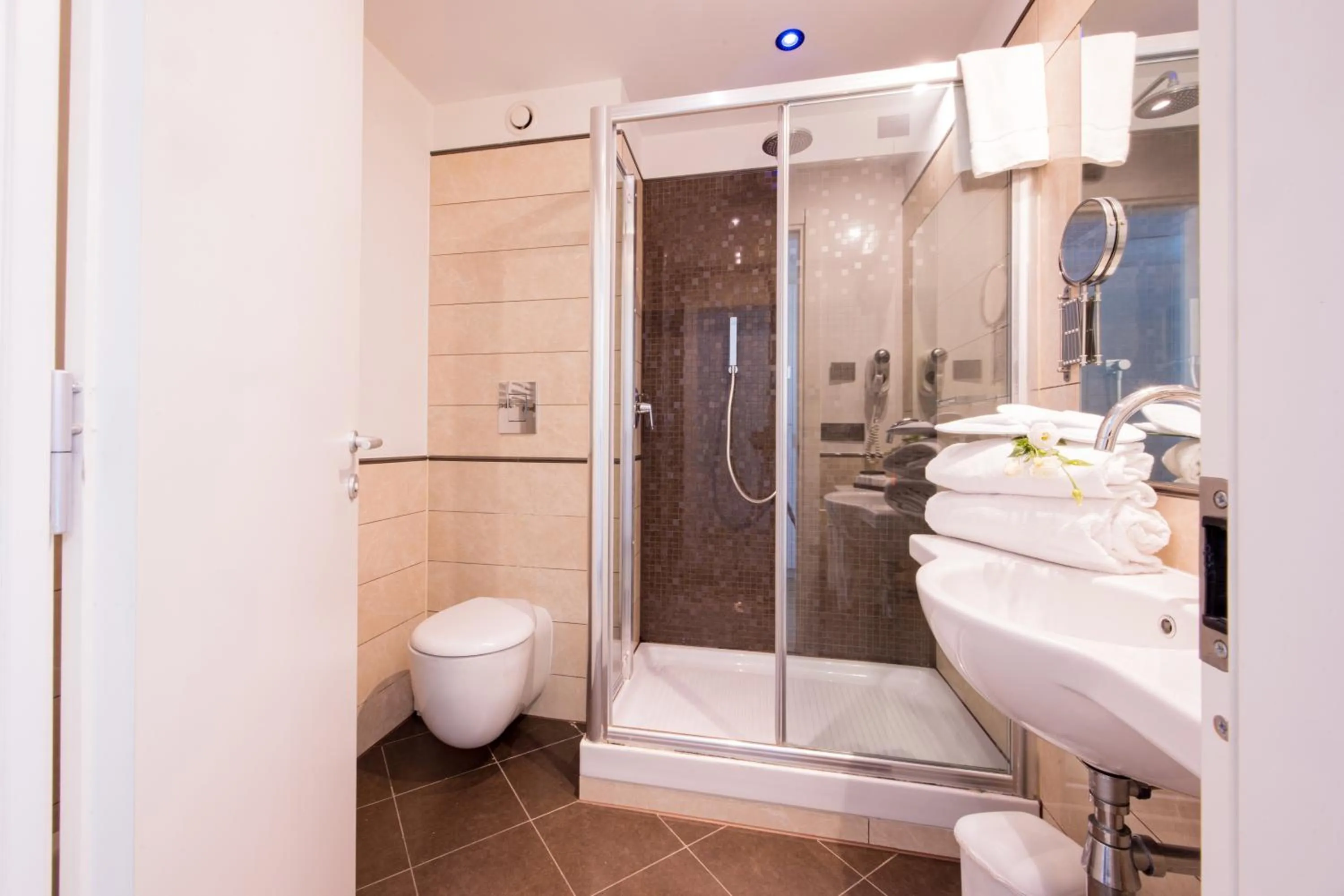 Bathroom in Hotel Viareggio