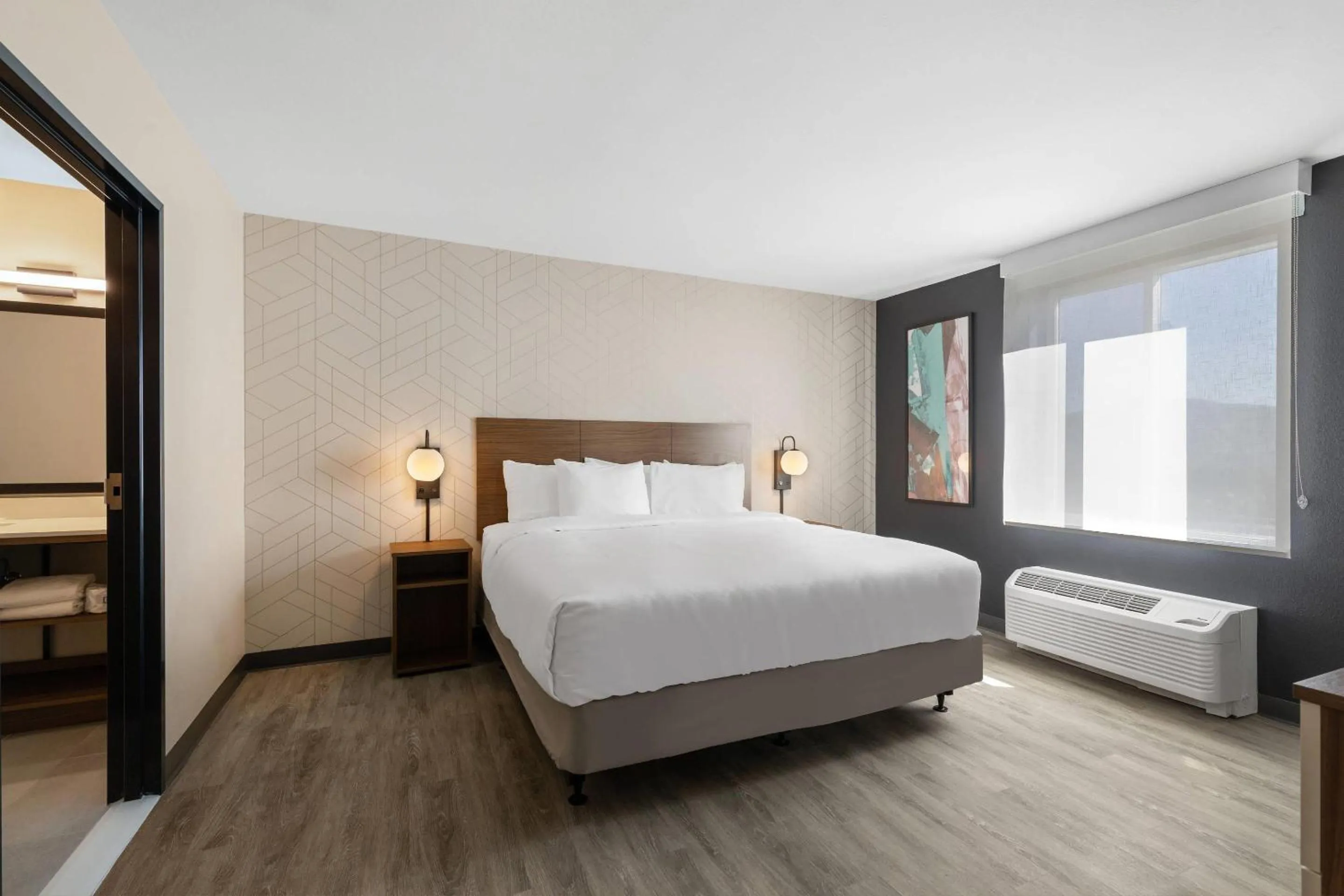 Bedroom, Bed in Everhome Suites Corona