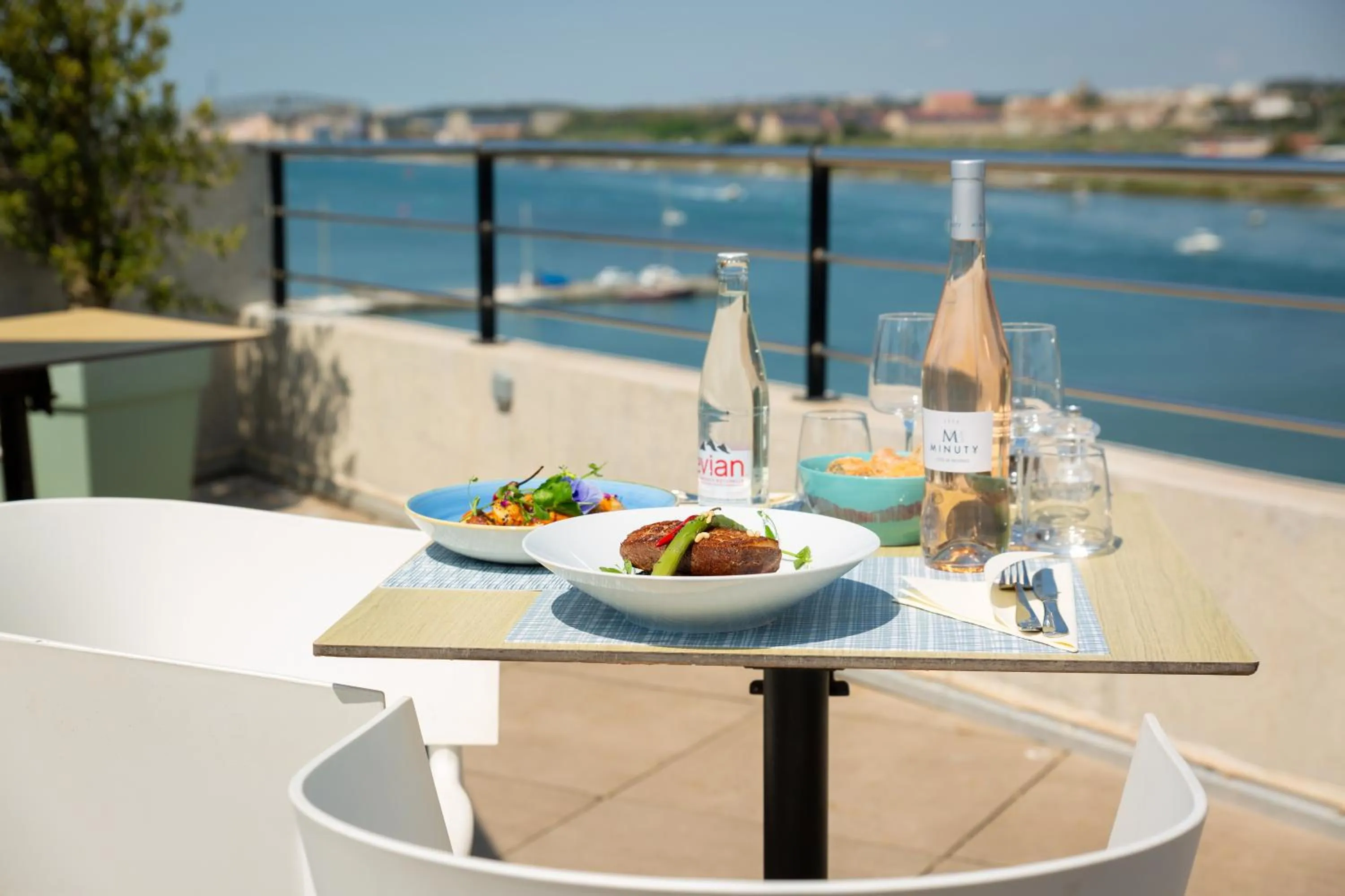 Restaurant/places to eat in Golden Tulip Hotel & Rooftop Martigues Provence