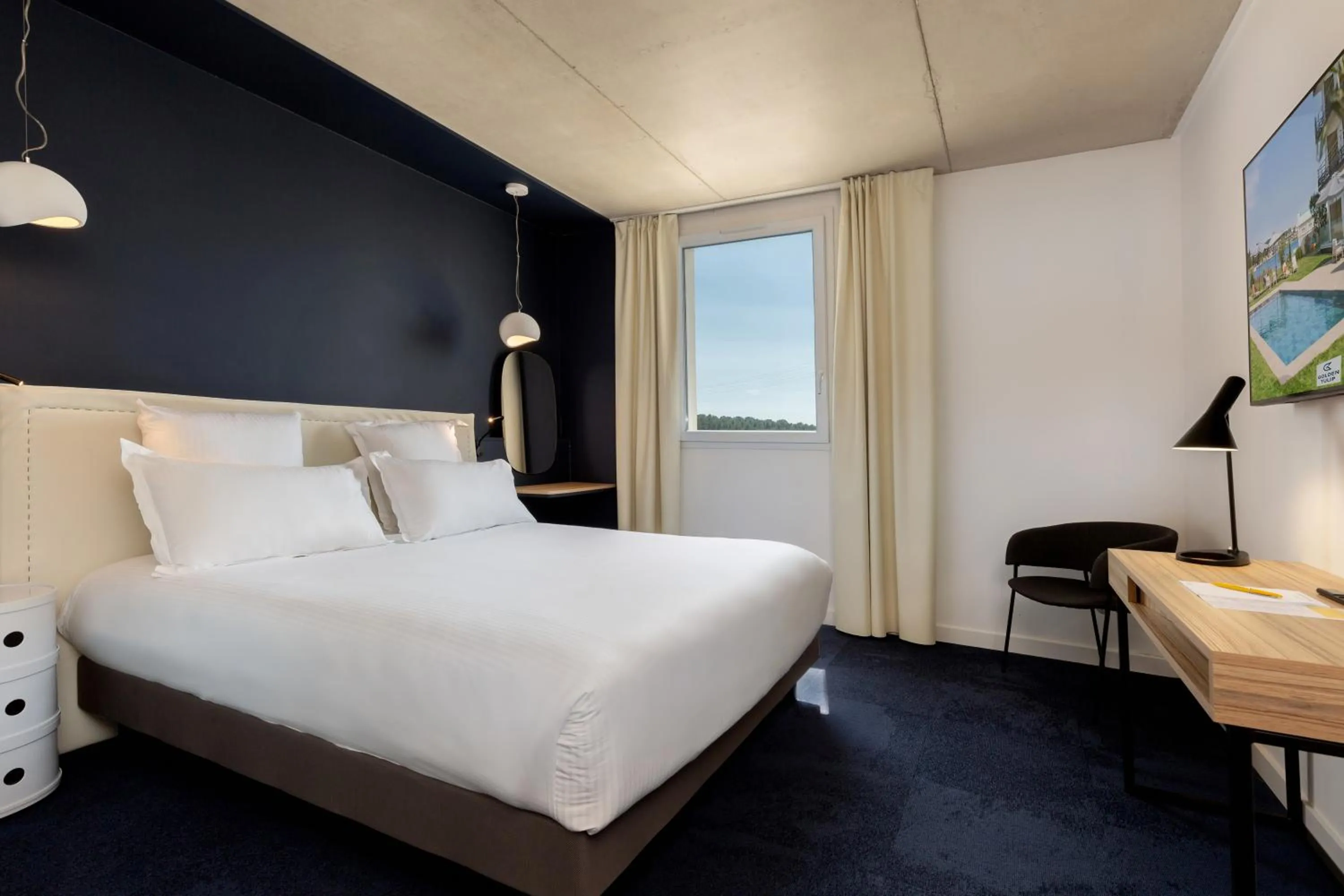 Bedroom, Bed in Golden Tulip Hotel & Rooftop Martigues Provence
