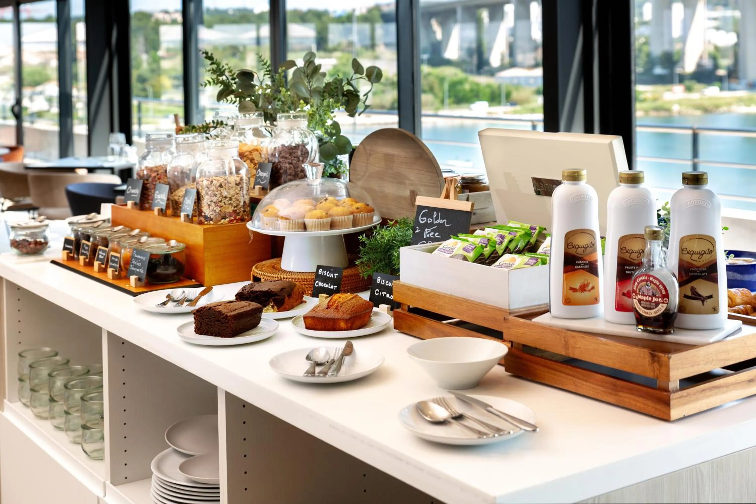 Breakfast in Golden Tulip Hotel & Rooftop Martigues Provence