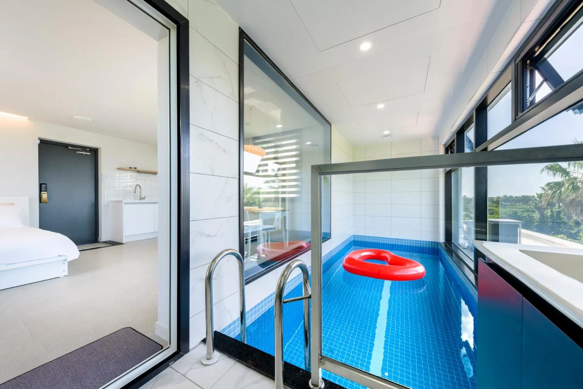 Swimming pool, Bed in Liverpool & Spa