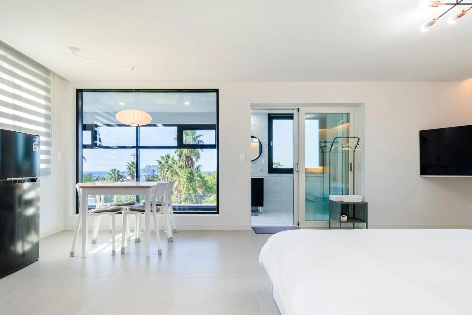 Swimming pool, Bed in Liverpool & Spa