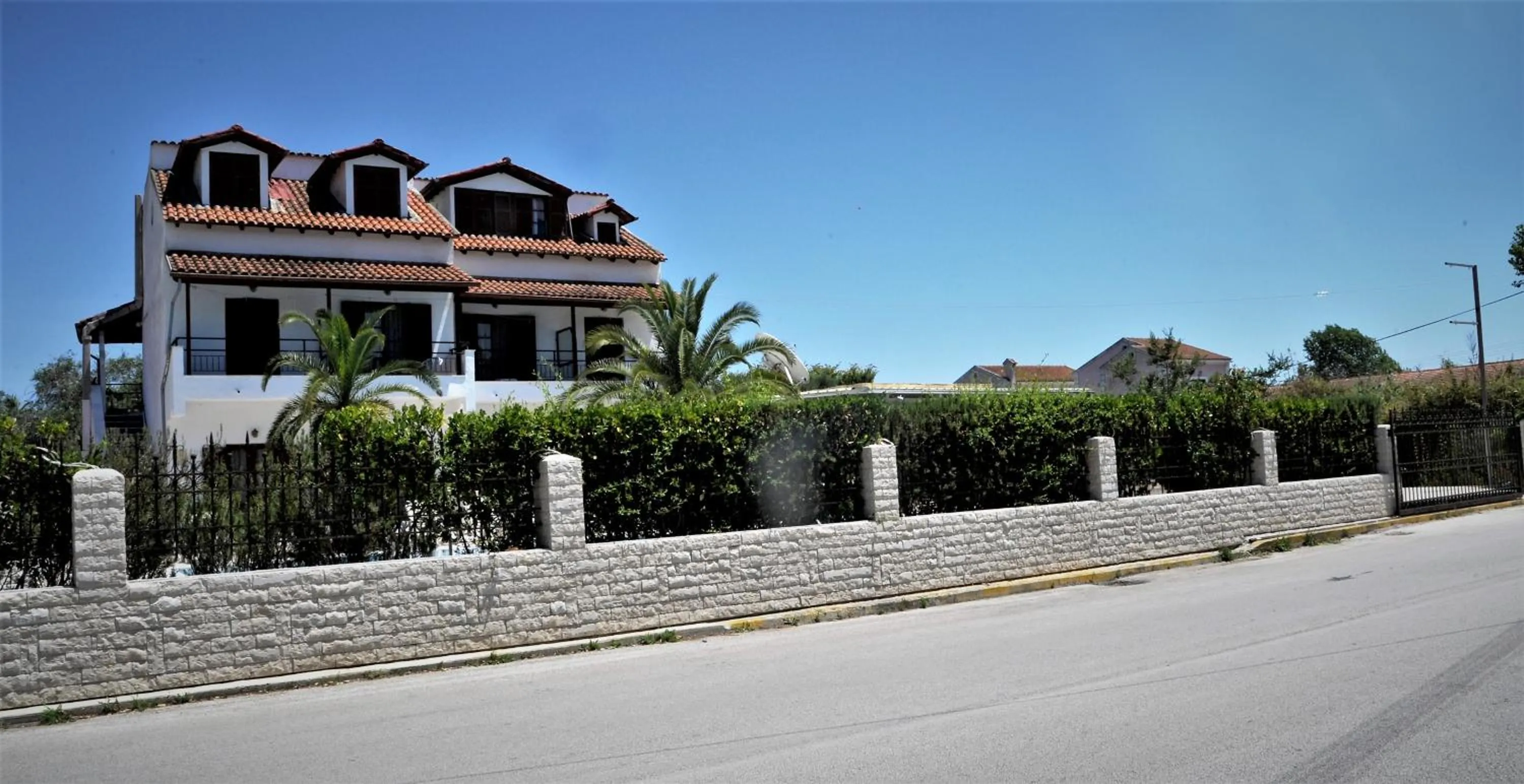 Facade/entrance in Captains Studios & Apartments