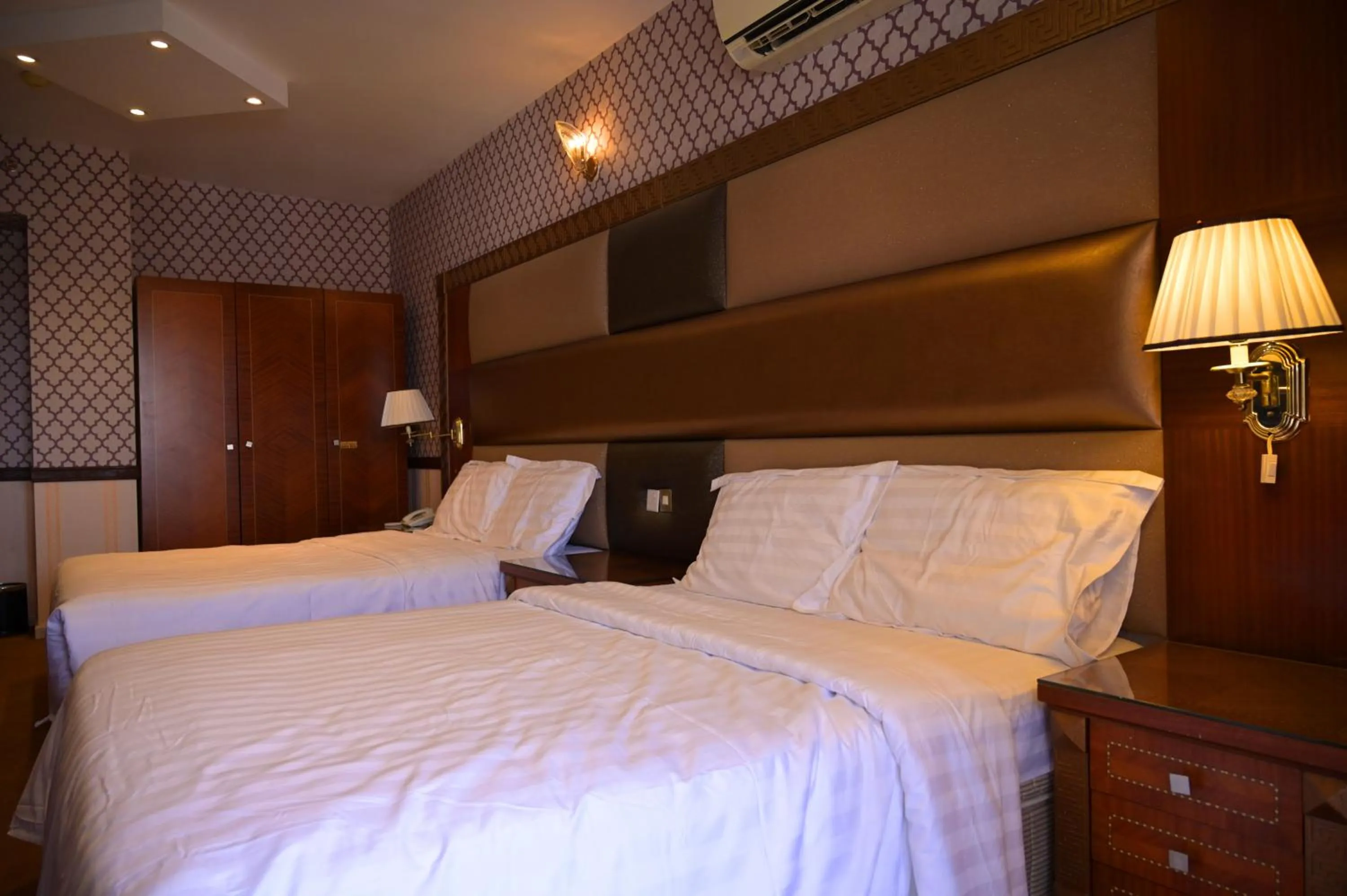 Photo of the whole room, Bed in Dubai Palm Hotel