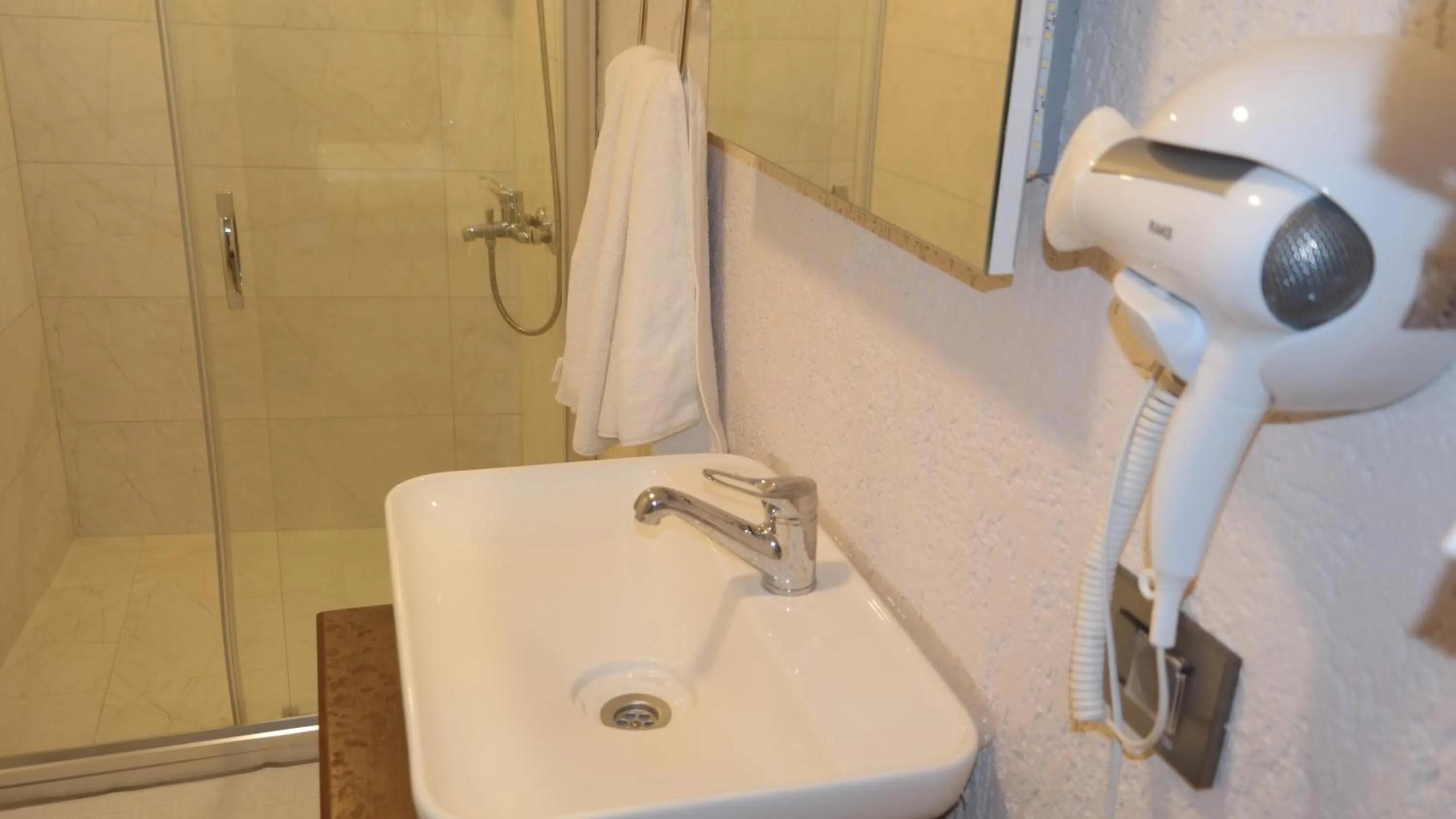 Shower in ByAKKAN HOTEL