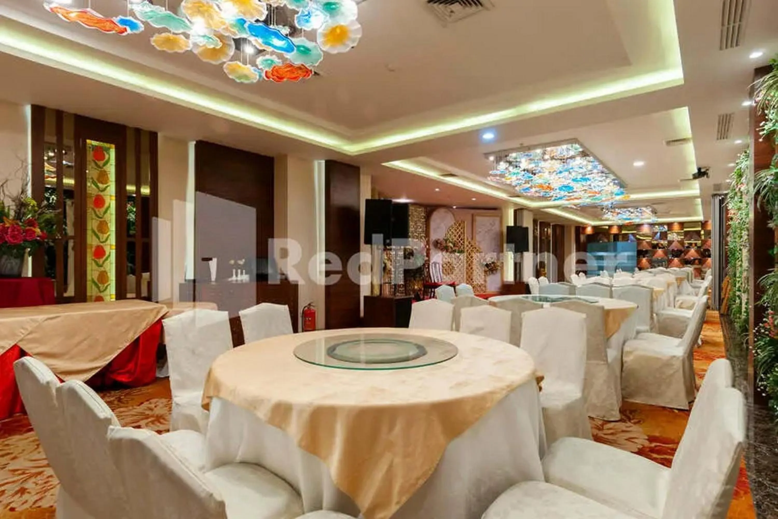 Dining area in Selecta Hotel Medan Petisah R Signature Mitra RedDoorz