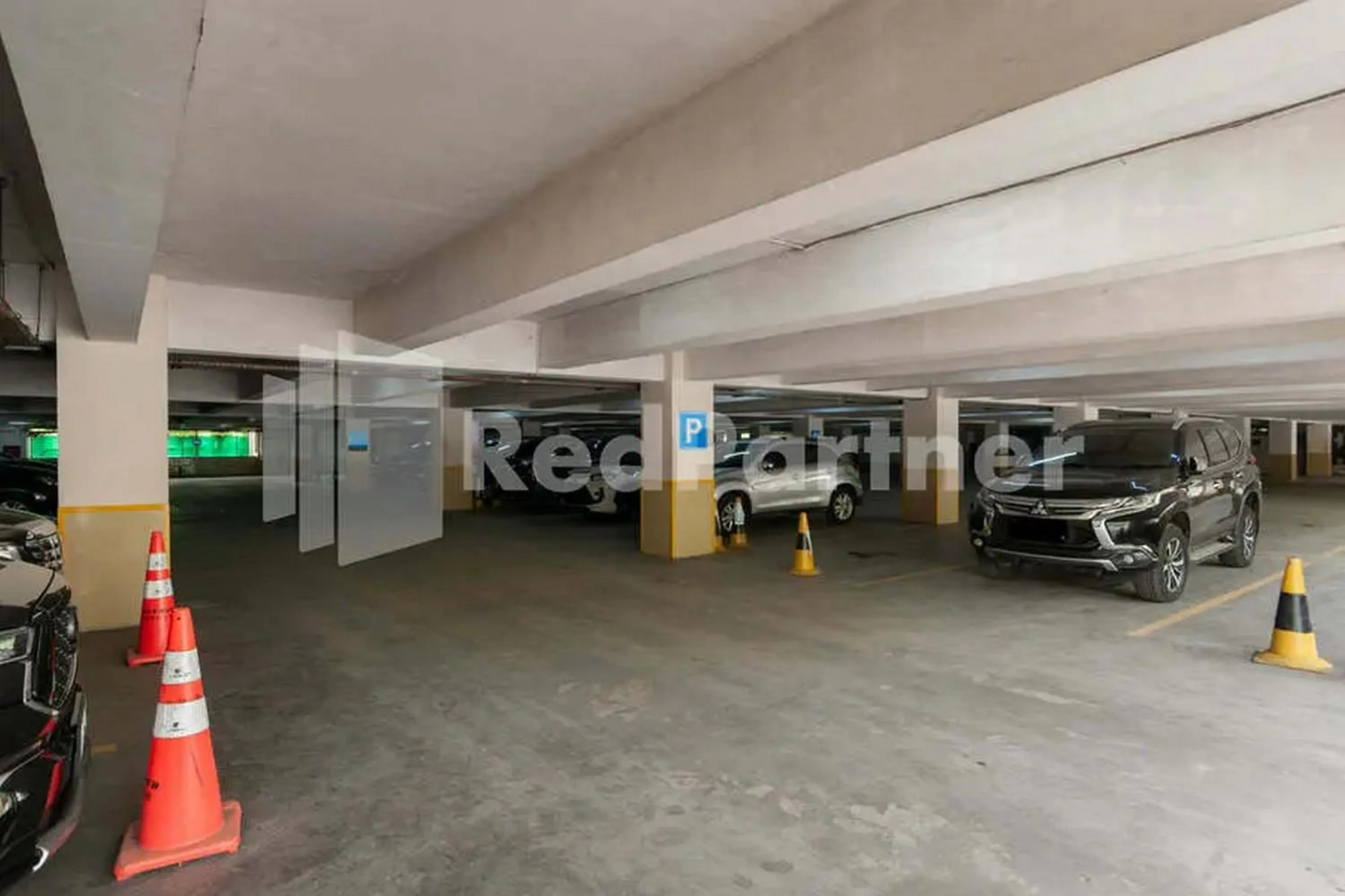 Parking in Selecta Hotel Medan Petisah R Signature Mitra RedDoorz