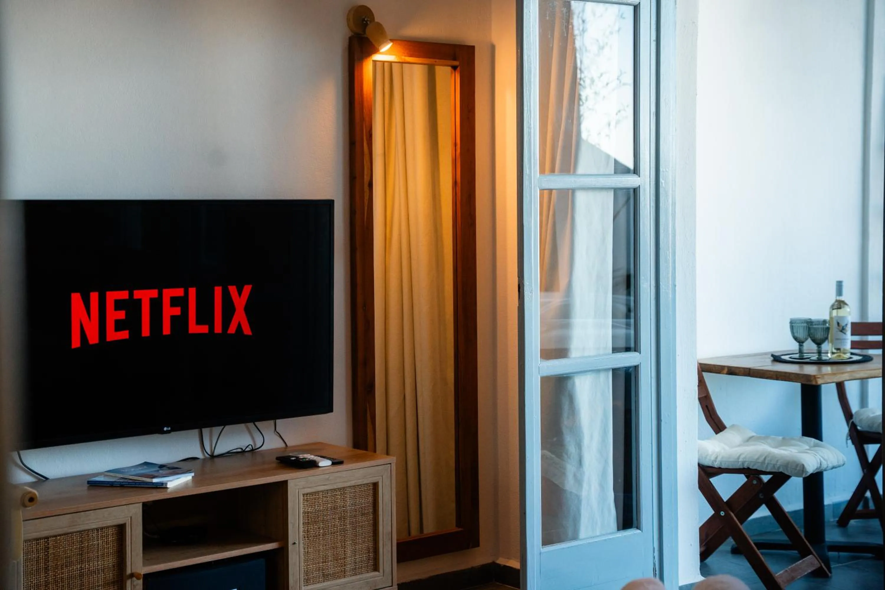 Communal lounge/ TV room in Divino Suites