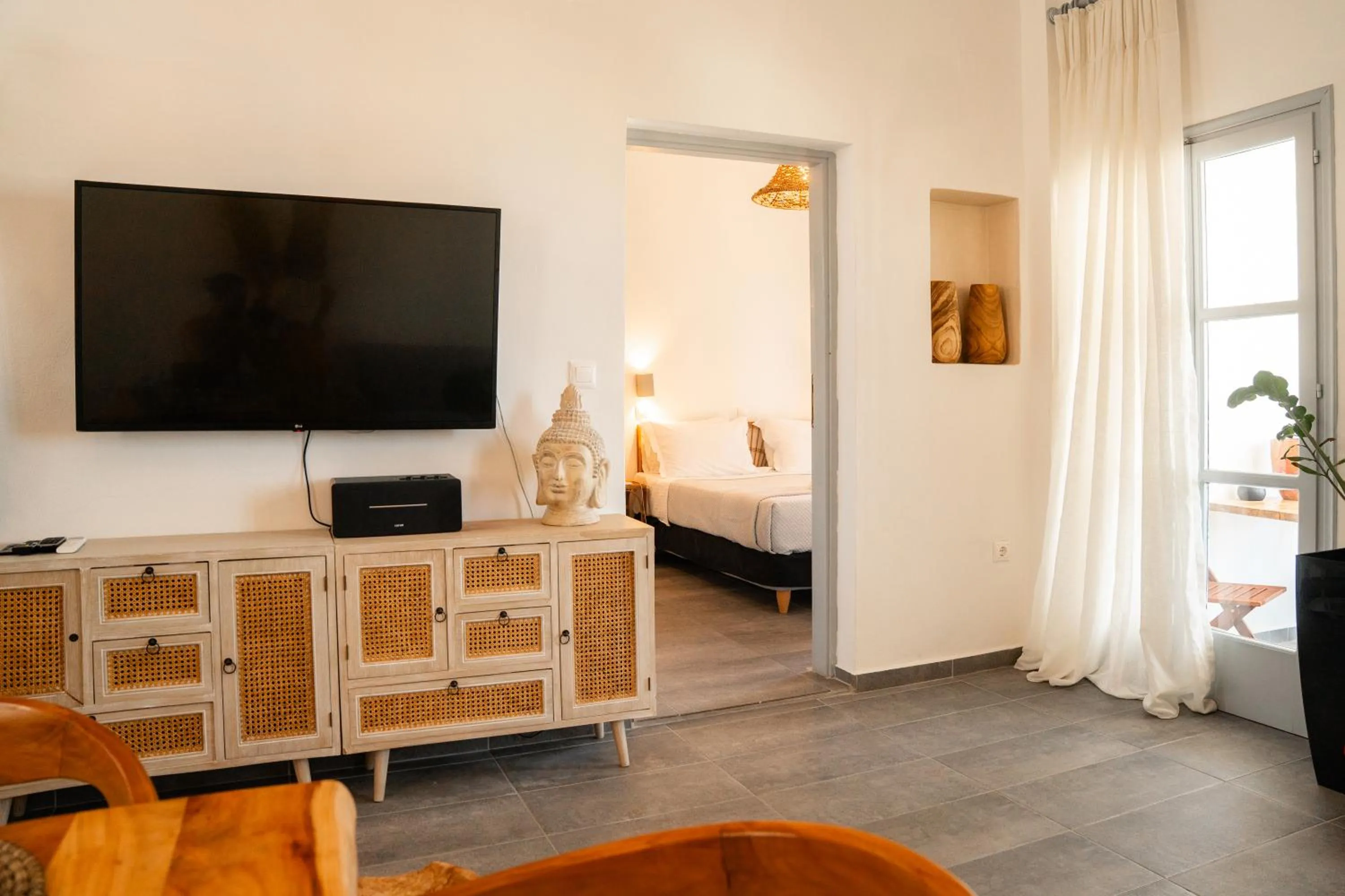 Communal lounge/ TV room, Bed in Divino Suites