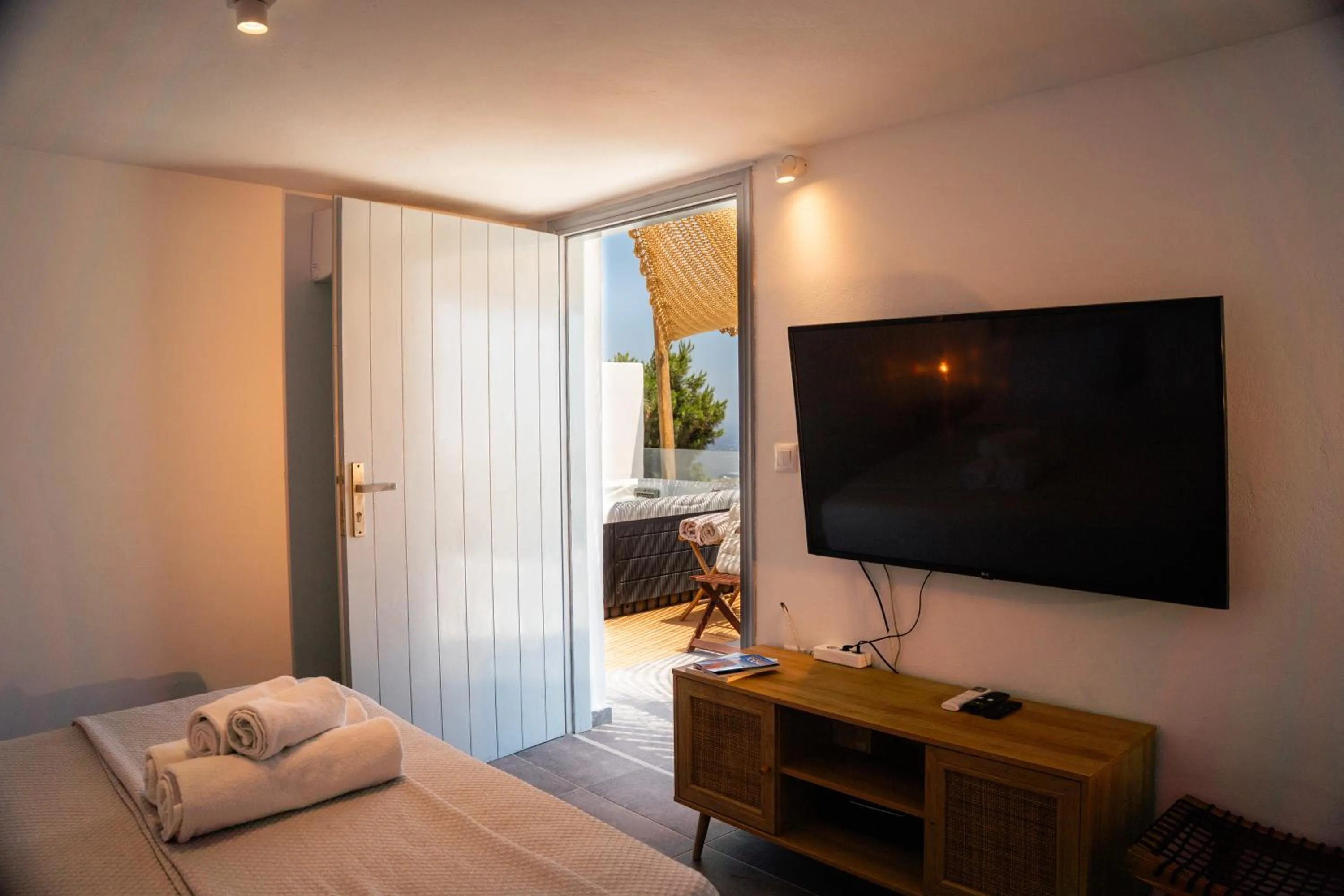 Communal lounge/ TV room, Bed in Divino Suites