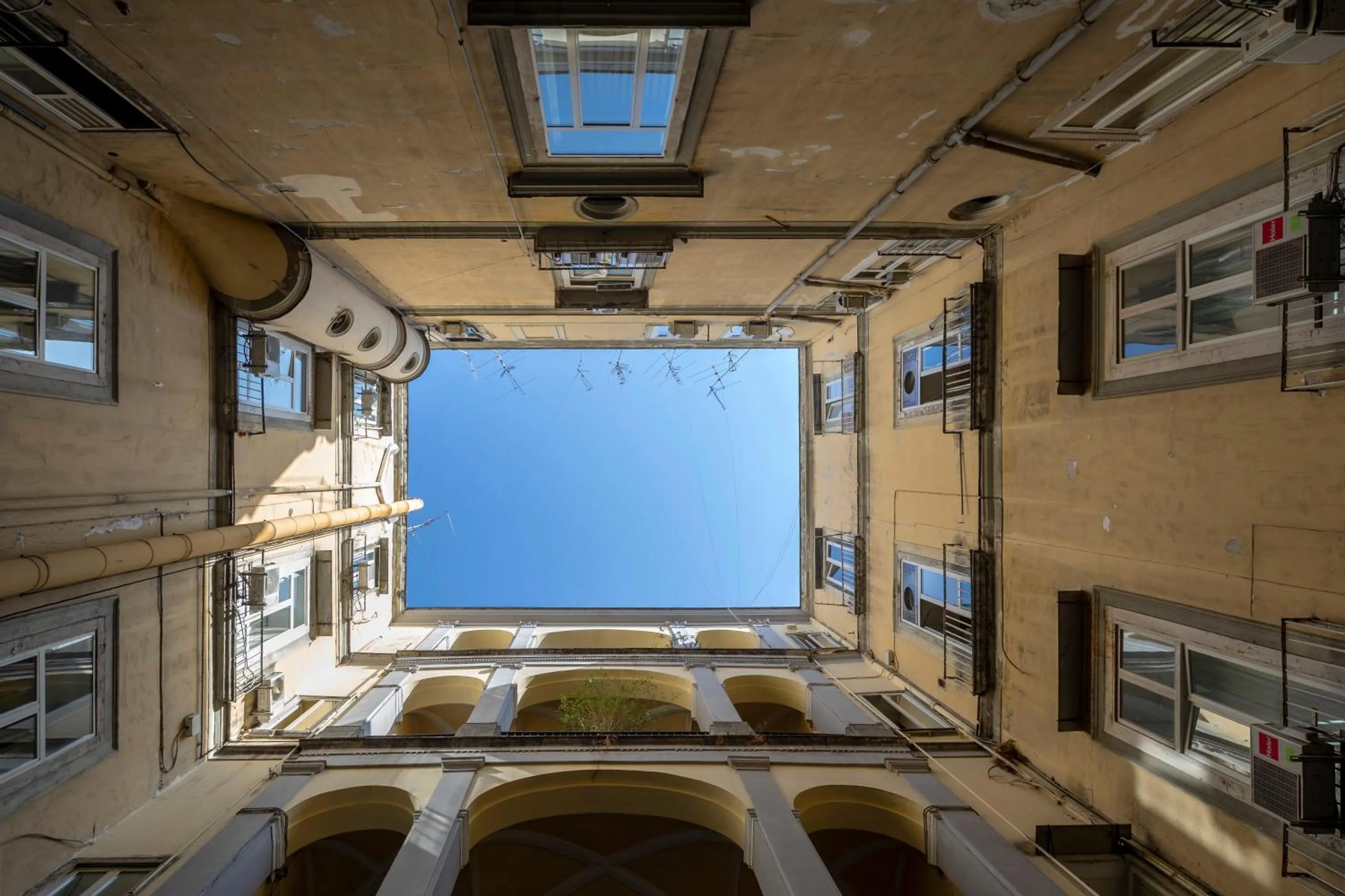 Inner courtyard view in Napolit'amo Hotel Principe