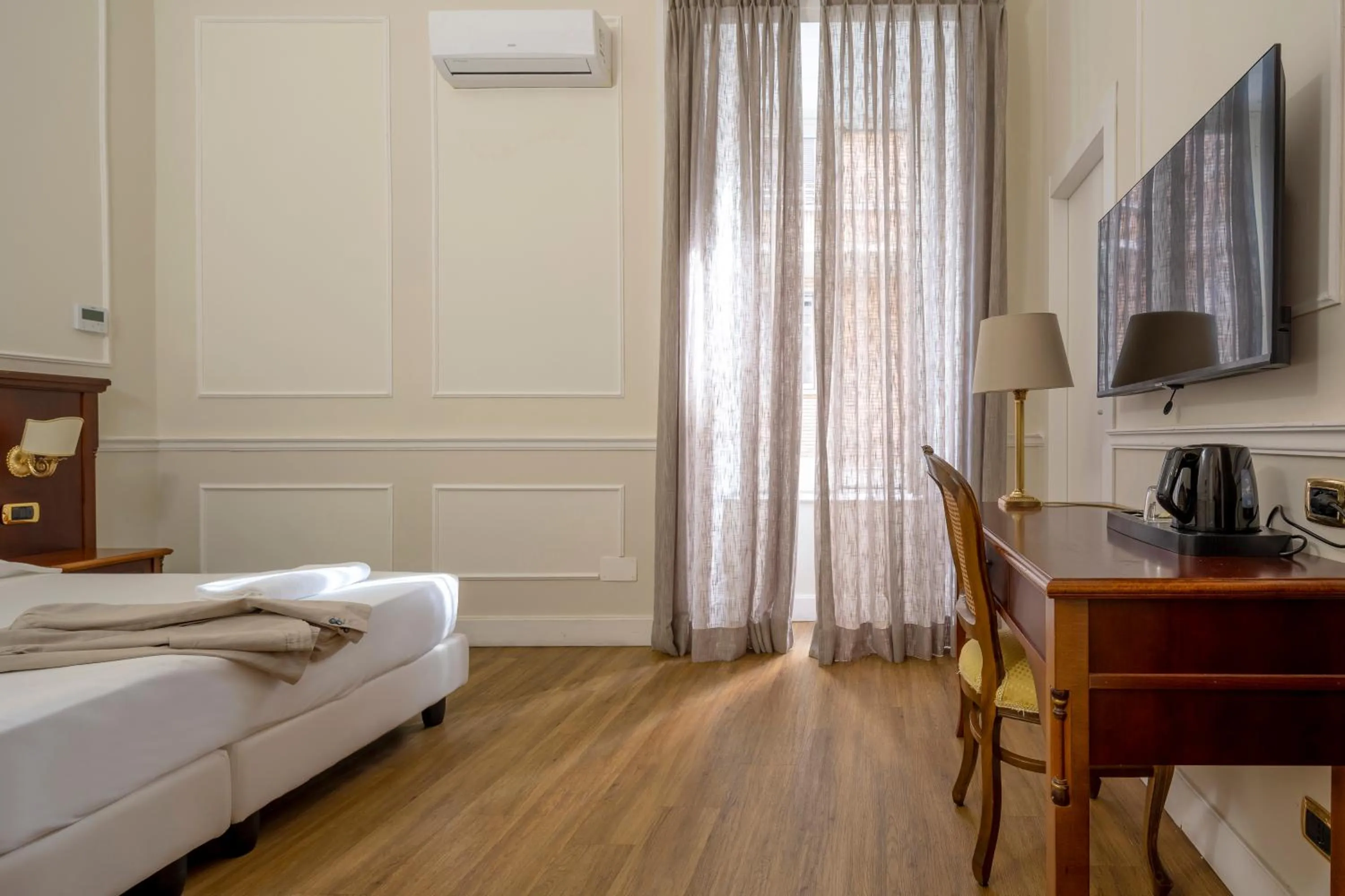 Photo of the whole room, Bed in Napolit'amo Hotel Principe