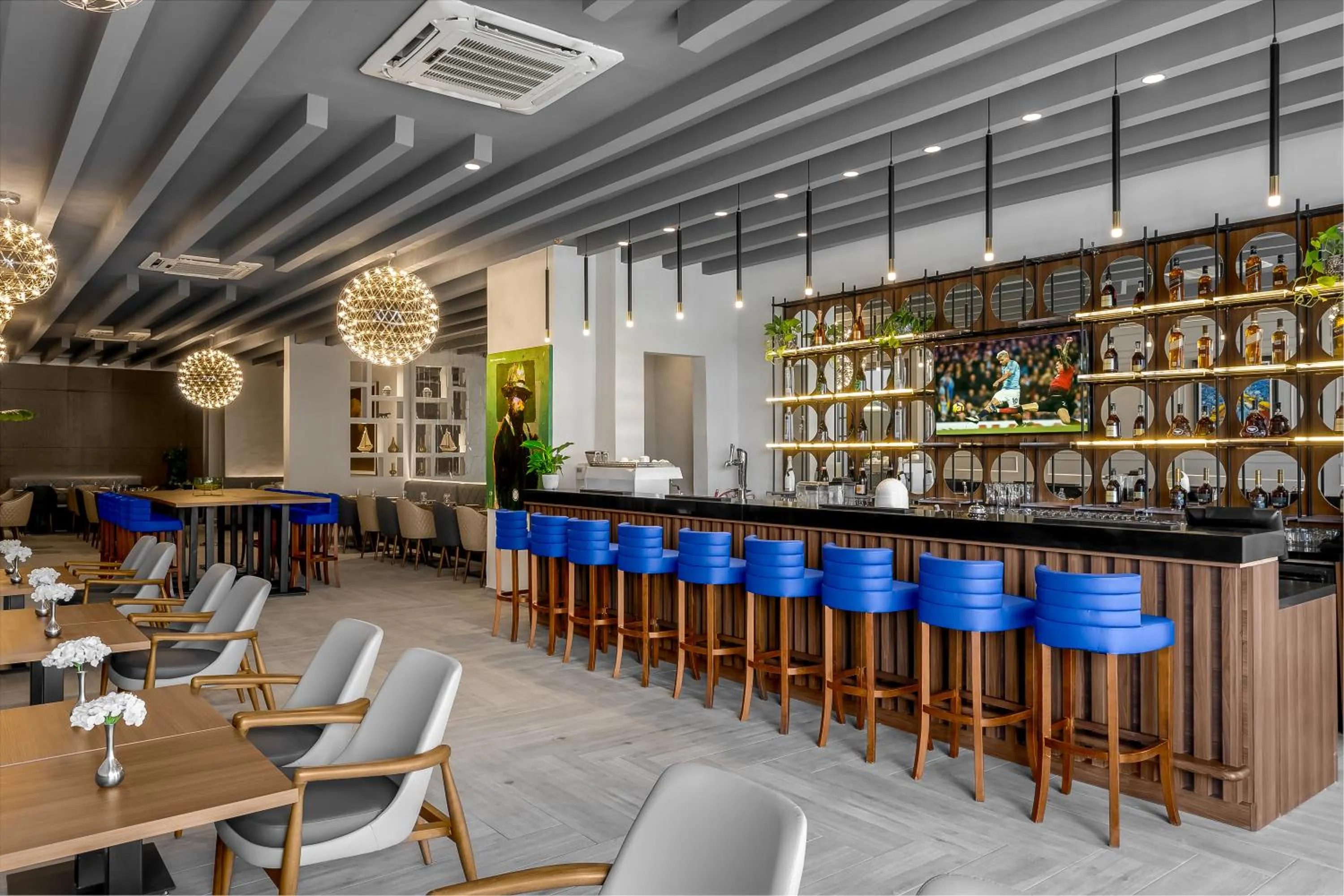 Restaurant/places to eat in The Art Hotel